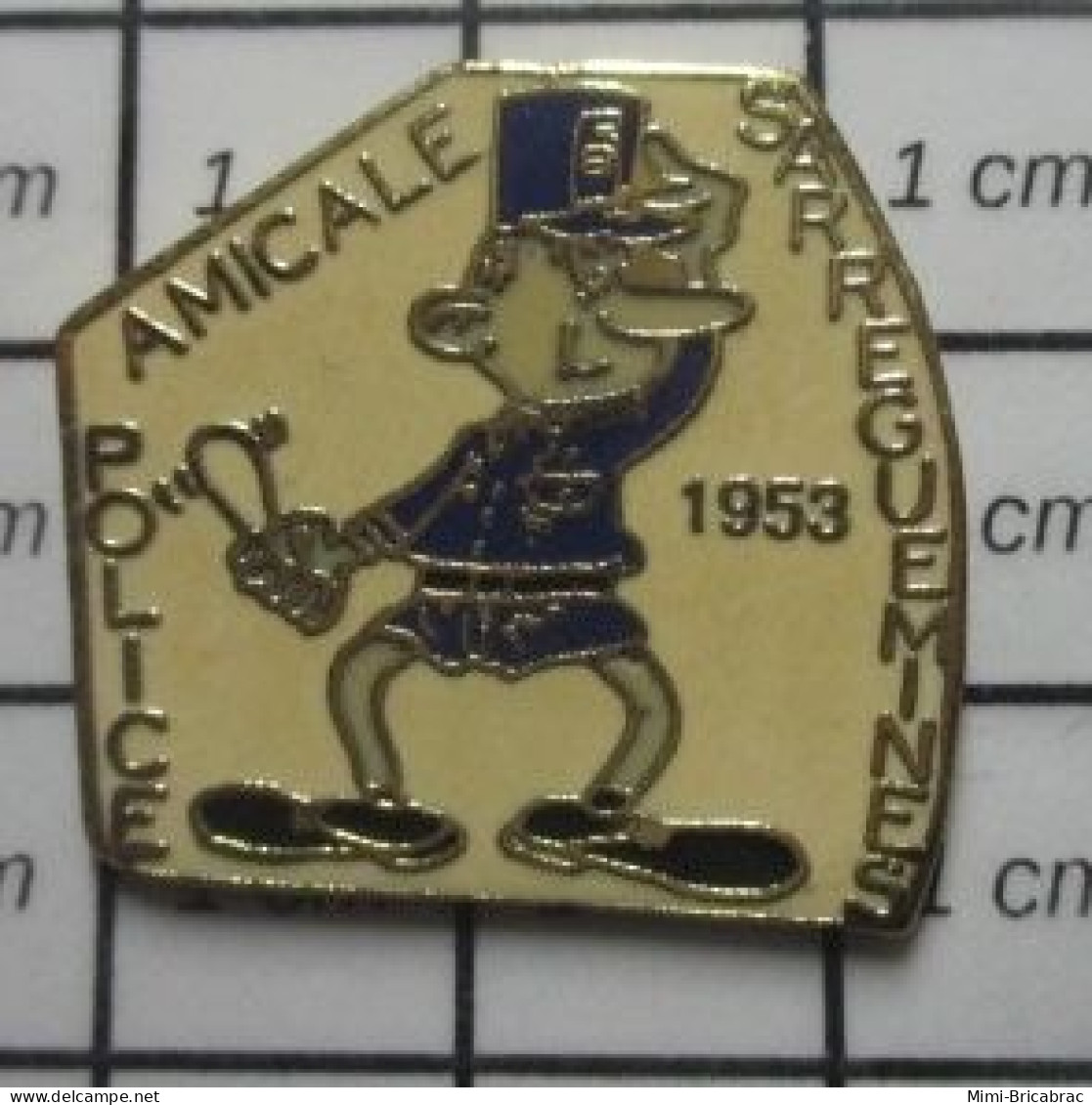 713c Pin's Pins / Beau Et Rare / POLICE / AMICALE DE LA POLICE DE SARREGUEMINES BRIGADIER COGNEDUR 1953 - Police