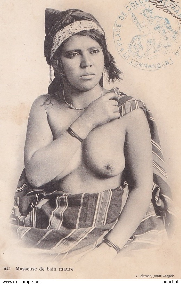 ALGERIE - MASSEUSE DE BAIN MAURE - FEMME SEINS NUS + TAMPON MILITAIRE PLACE COLOMB BECHAR - 1910 - 2 SCANS - Vrouwen