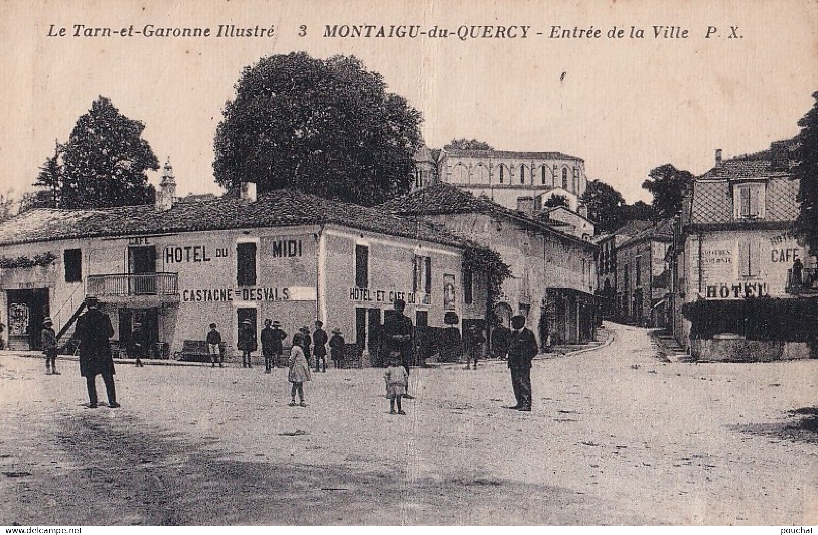 82) MONTAIGU DU QUERCY -  ENTREE DE LA VILLE  - ANIMEE - CAFE - HOTEL DU MIDI - CASTAGNE - DESVALS - HABITANTS - 2 SCANS - Montaigu De Quercy