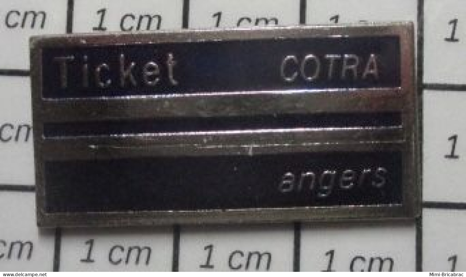 713c Pin's Pins / Beau Et Rare / TRANSPORTS / TICKET DE BUS ANGERS COTRA Variante Noire - Transports