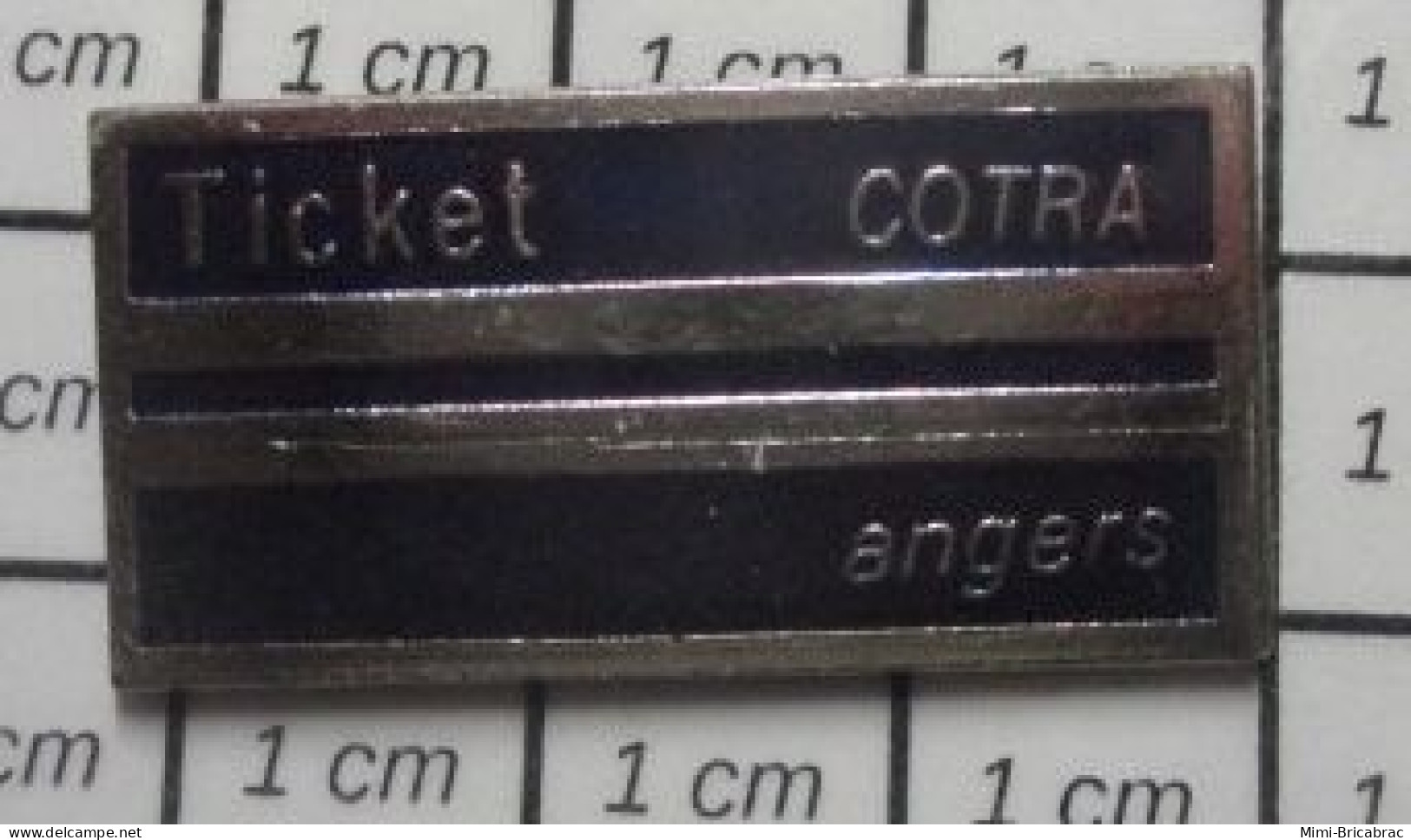 713c Pin's Pins / Beau Et Rare / TRANSPORTS / TICKET DE BUS ANGERS COTRA Variante Noire - Transport Und Verkehr