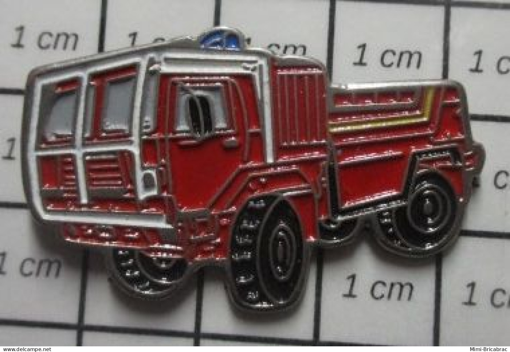 713c Pin's Pins / Beau Et Rare / POMPIERS / CAMION ROUGE SAPEURS POMPIERS - Pompieri