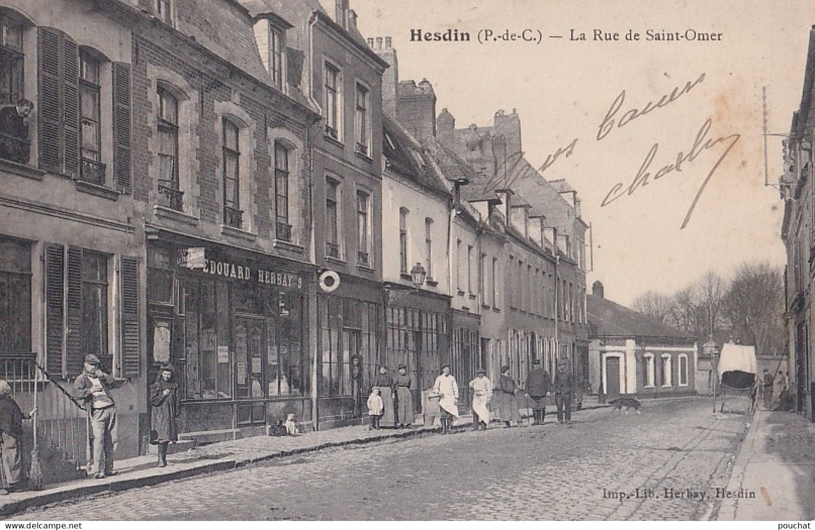 E14-62) HESDIN - LA RUE DE SAINT OMER - DEVANTURE  EDOUARD  HERBAY - ( 2 SCANS )   - Hesdin