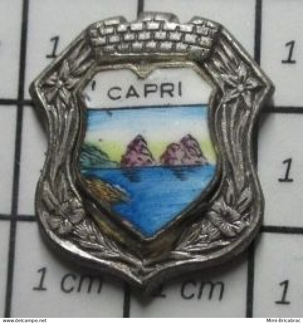 713b Pin's Pins / Beau Et Rare / VILLES / ITALIE CAPRI  BLASON ECUSSON - Städte