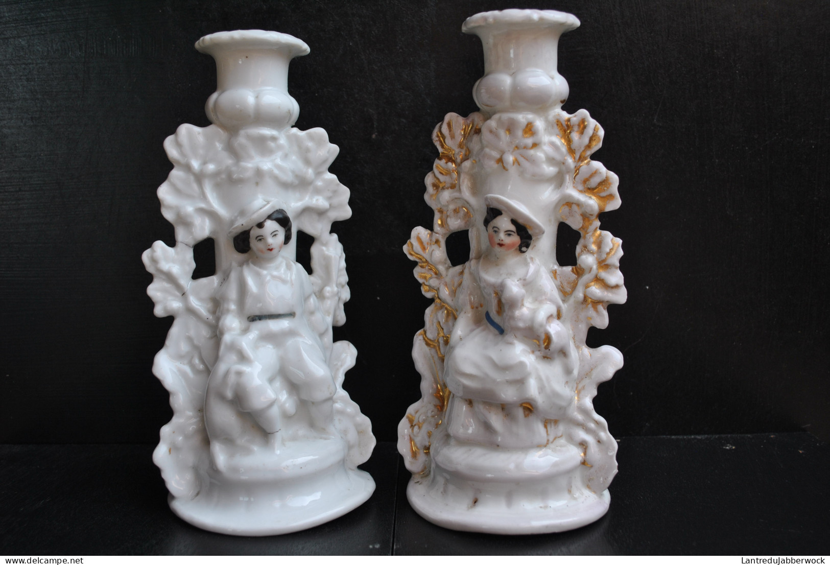 Paire De Grands (19 Cm) Bougeoirs Romantiques Décor De Personnages Bergère Chasseur Porcelaine D'Andenne Signés LL XIXè - Autres & Non Classés