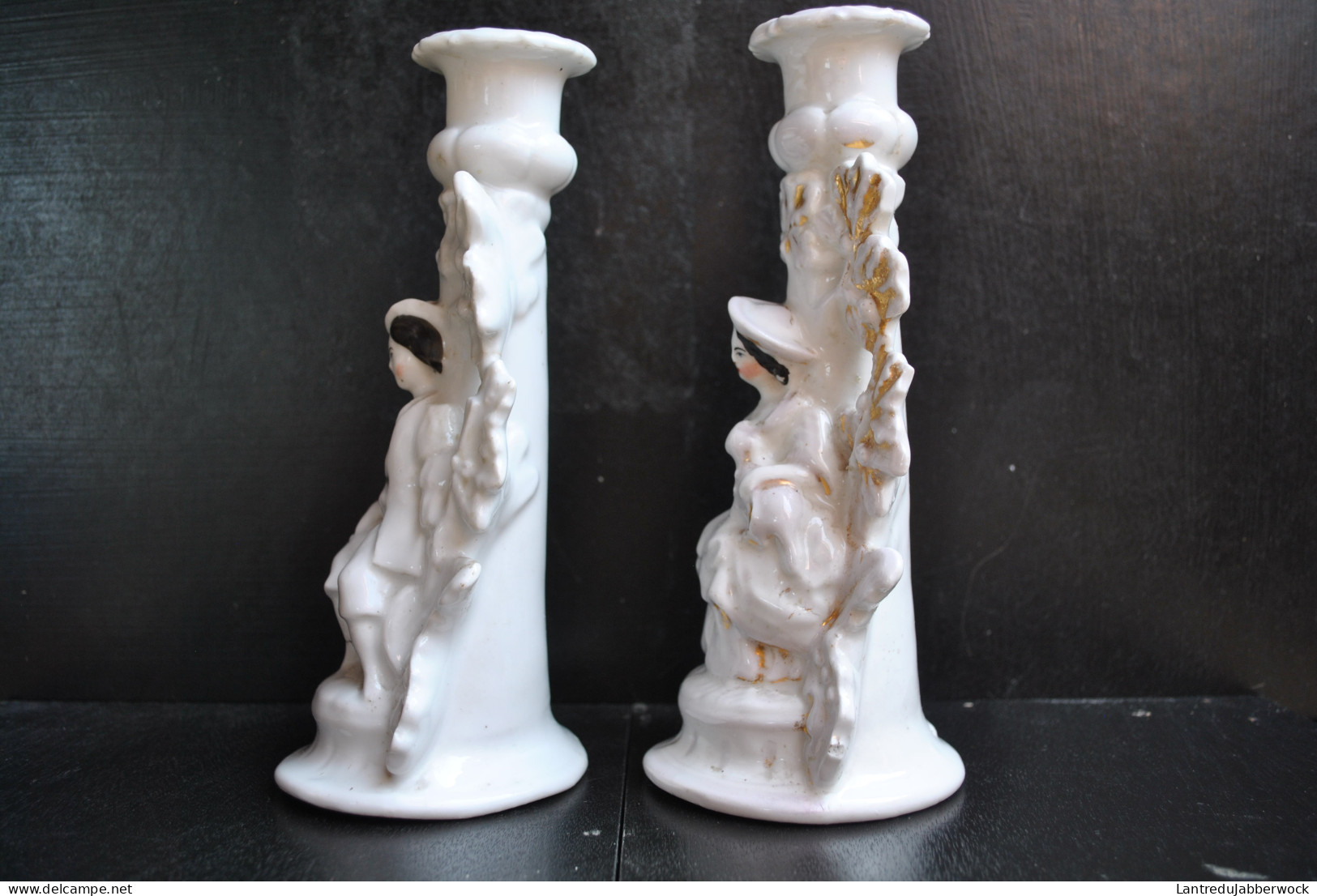 Paire De Grands (19 Cm) Bougeoirs Romantiques Décor De Personnages Bergère Chasseur Porcelaine D'Andenne Signés LL XIXè - Sonstige & Ohne Zuordnung