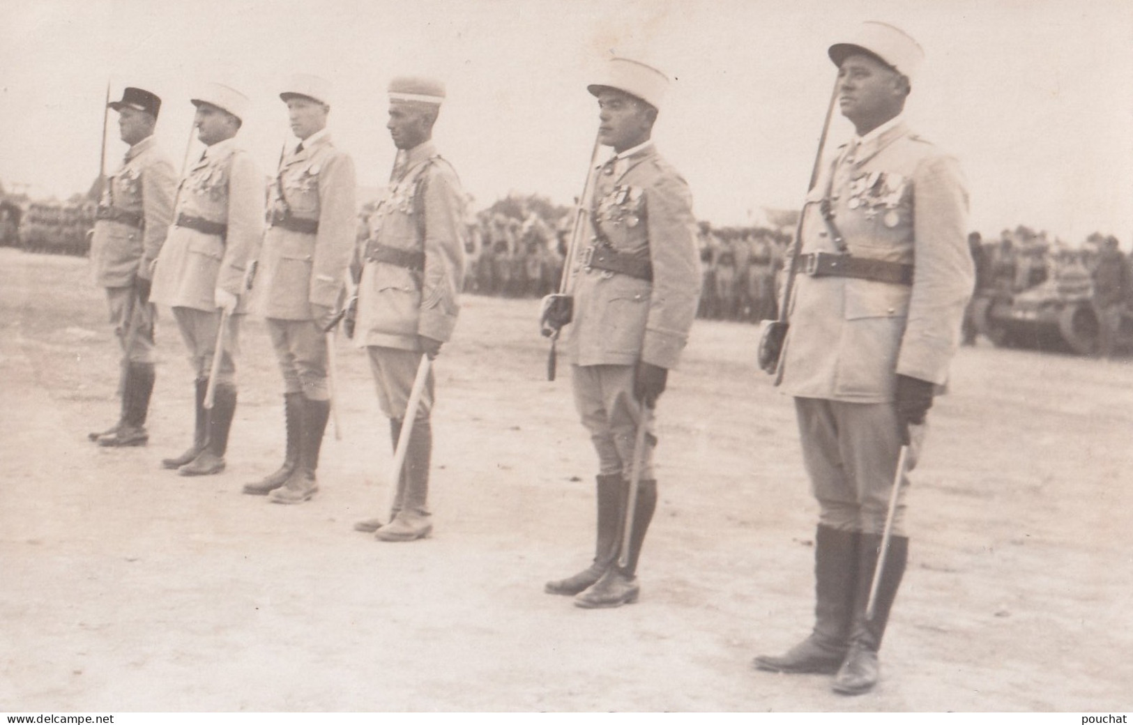 E23-  MEKNES - MAROC - LE 14/7/1937 - CARTE PHOTO - MILITAIRES - REMISE DE LA MEDAILLE  MILITAIRE - ( 3 SCANS ) - Meknes