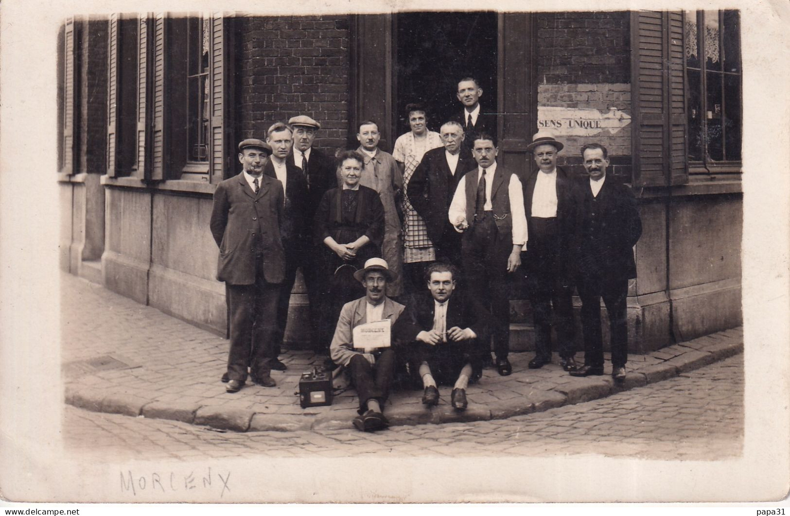 MORCENX - Groupe De Personnes Devant Un Commerce Carte Photo - Morcenx