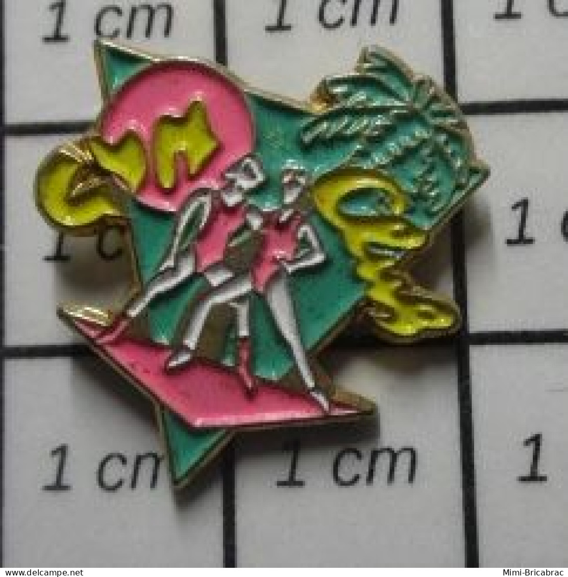 819 Pin's Pins / Beau Et Rare / SPORTS / FILLES EN BODY ROSE GYM CLUB GYMNASTIQUE - Gymnastique