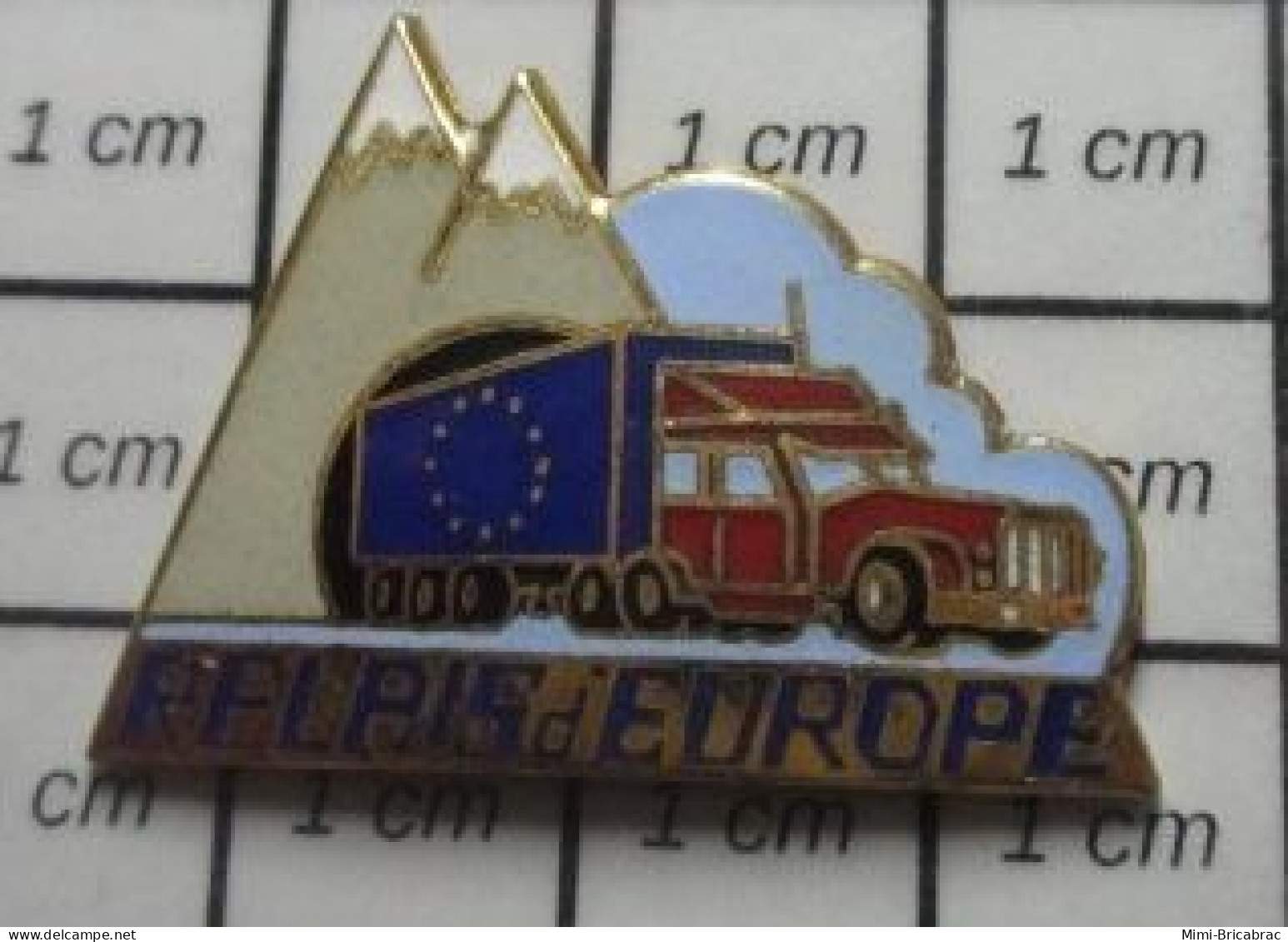 920 Pin's Pins / Beau Et Rare / TRANSPORTS / CAMION ROUTIER SORTANT D'UN TUNNEL MONTAGNE RELAIS D'EUROPE - Transports