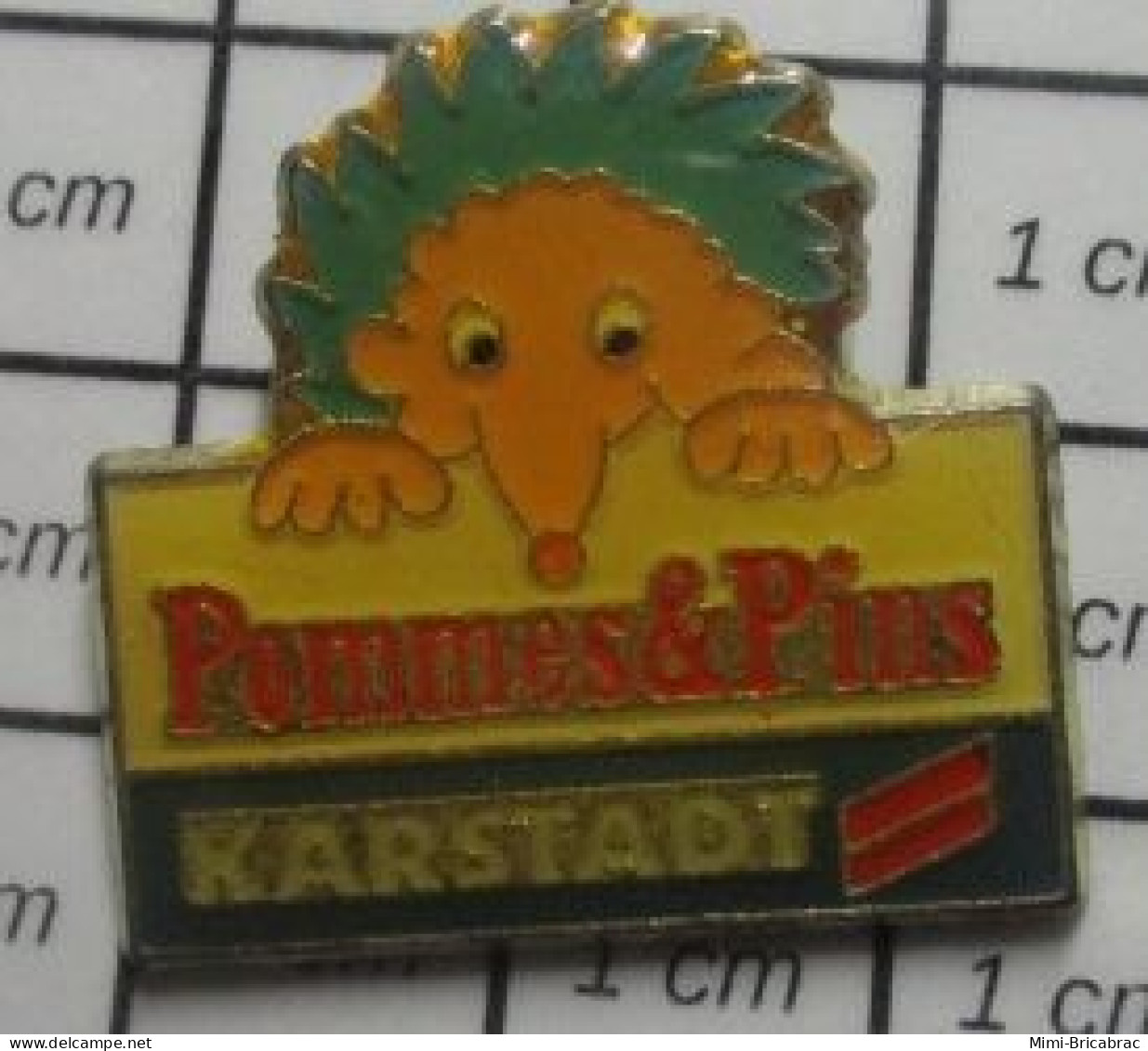 713c Pin's Pins / Beau Et Rare / ANIMAUX / HERISSON VERT POMMES & PINS KARSTADT - Tiere