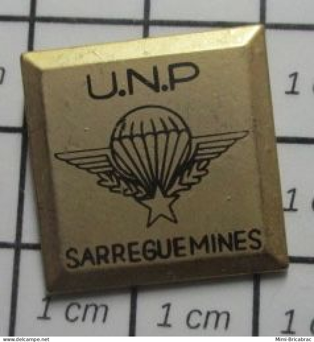 713c PIN'S PINS / Rare Et De Belle Qualité / ASSOCIATIONS / UNP UNION PARAS PARACHUTISTES SARREGUEMINES - Verenigingen