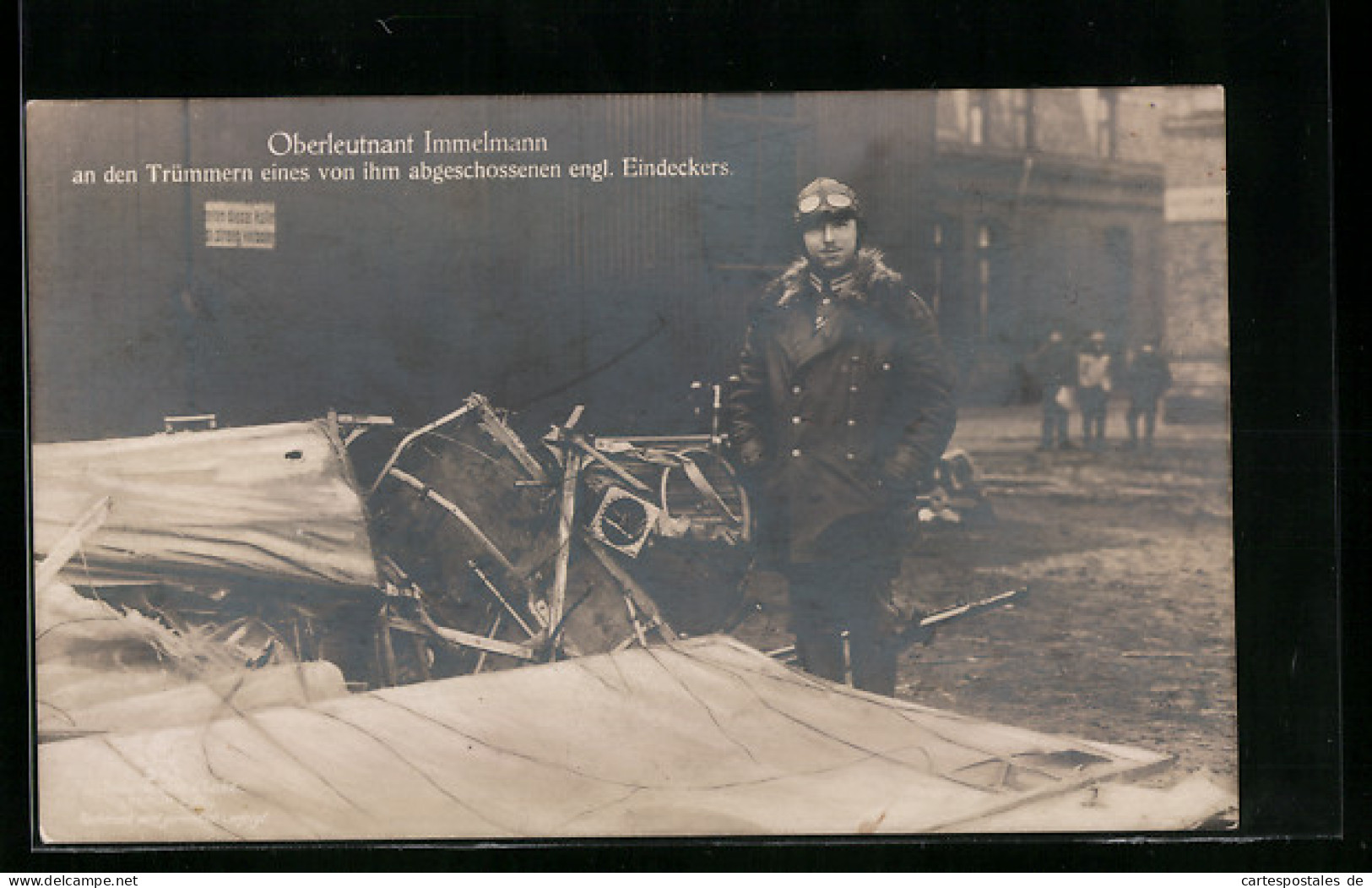 Foto-AK Sanke Nr.: Oberleutnant Immelmann An Den Trümmern Eines Von Ihm Abgeschossenen Engl. Eindeckers  - 1914-1918: 1ste Wereldoorlog