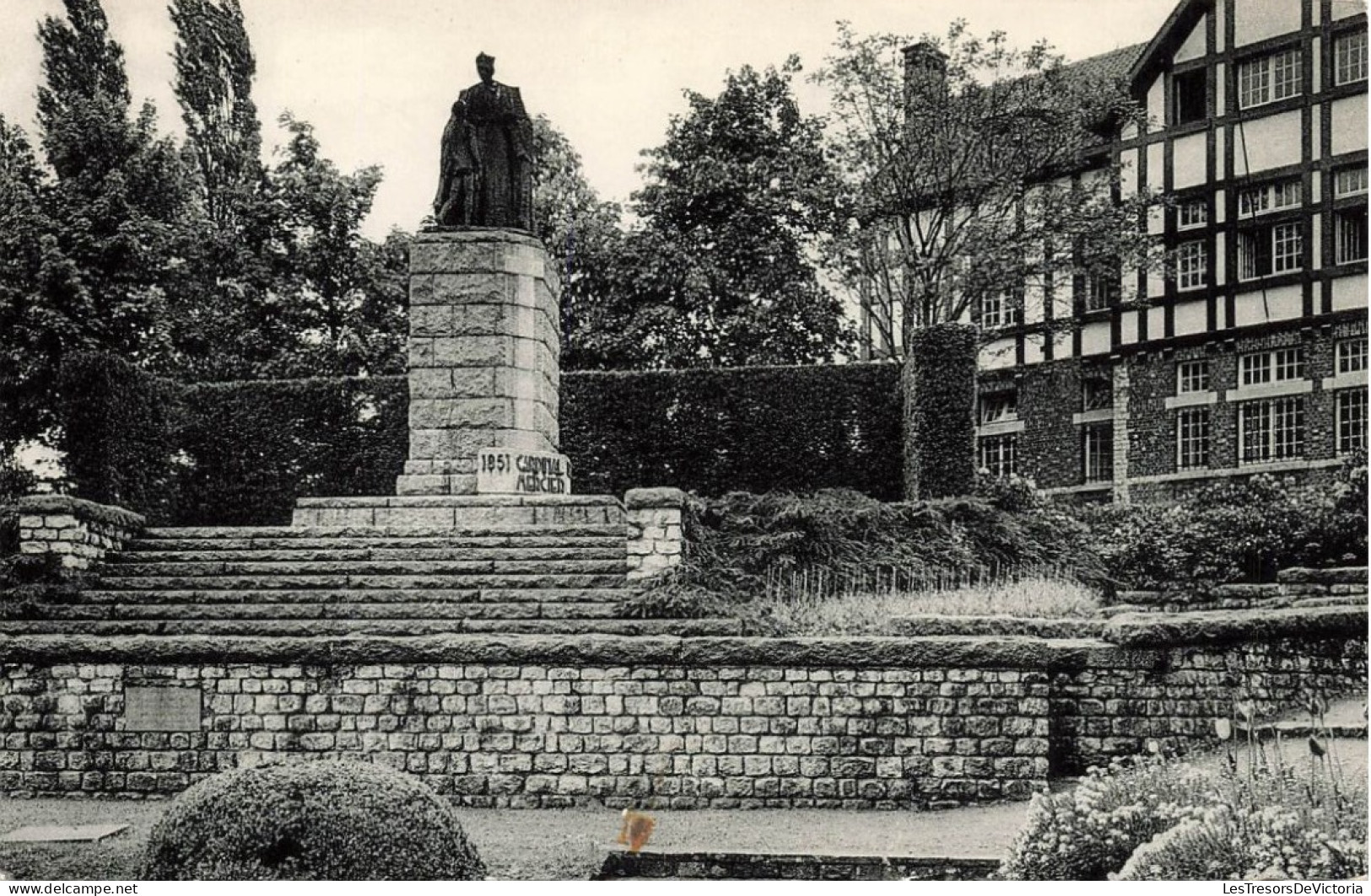 BELGIQUE - Braine L'Alleud - Vue Sur Une Statue Et Collège Cardinal Mercier - Vue Générale - Carte Postale Ancienne - Braine-l'Alleud