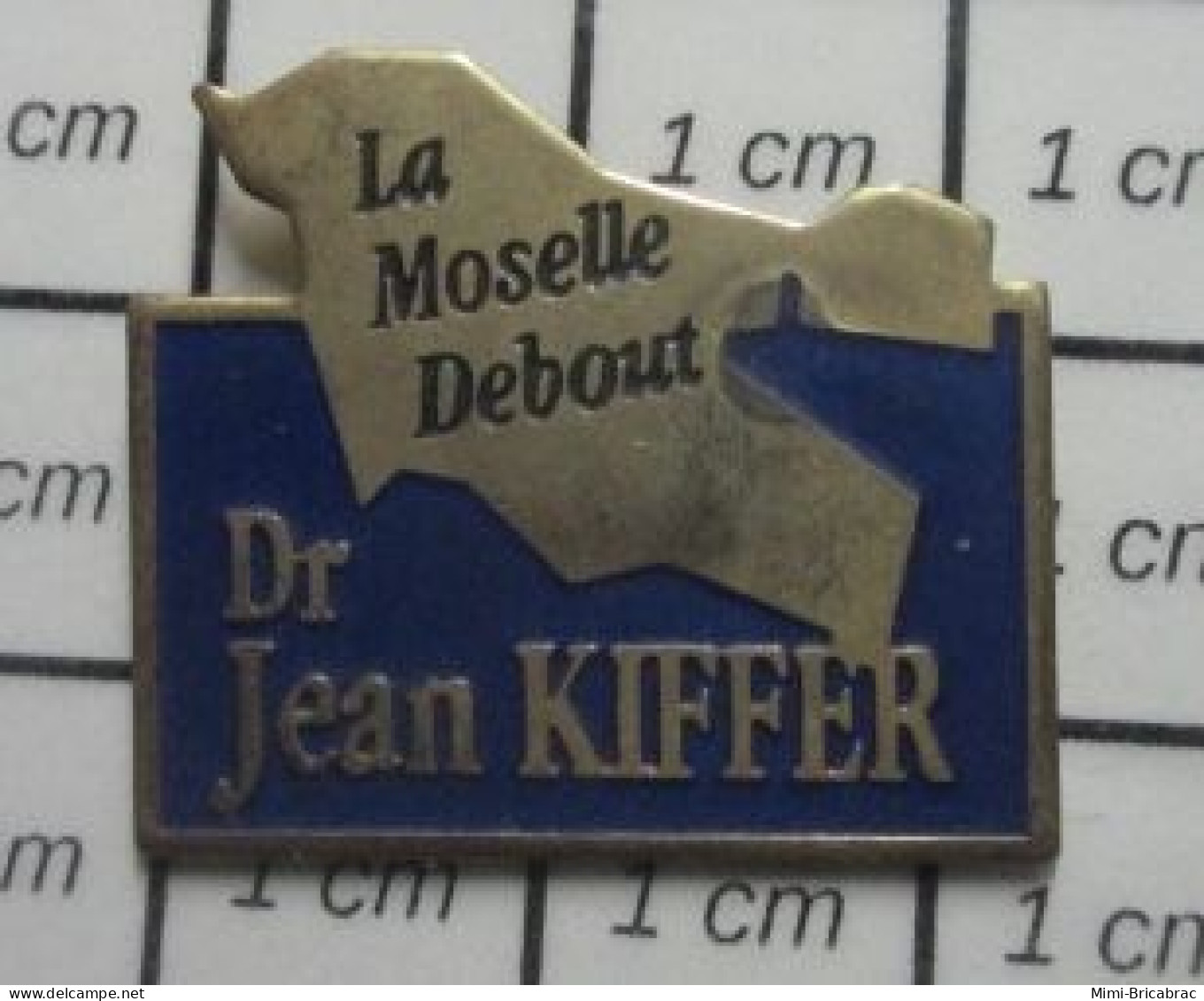 713c Pin's Pins / Beau Et Rare / PERSONNES CELEBRES / Dr JEAN KIFFER LA MOSELLE DEBOUT - Personaggi Celebri