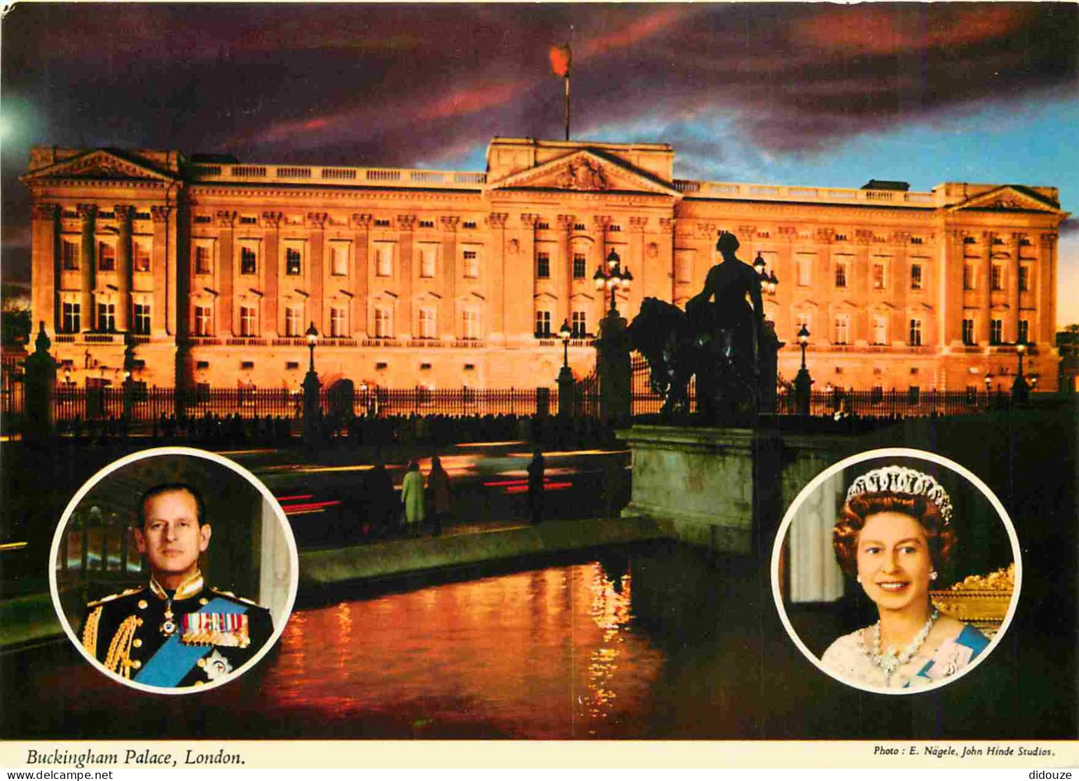 Angleterre - London - Buckingham Palace - Portrait De La Reine Elizabeth II Et Du Duc D'Edinbourgh En Médaillon - London - Buckingham Palace