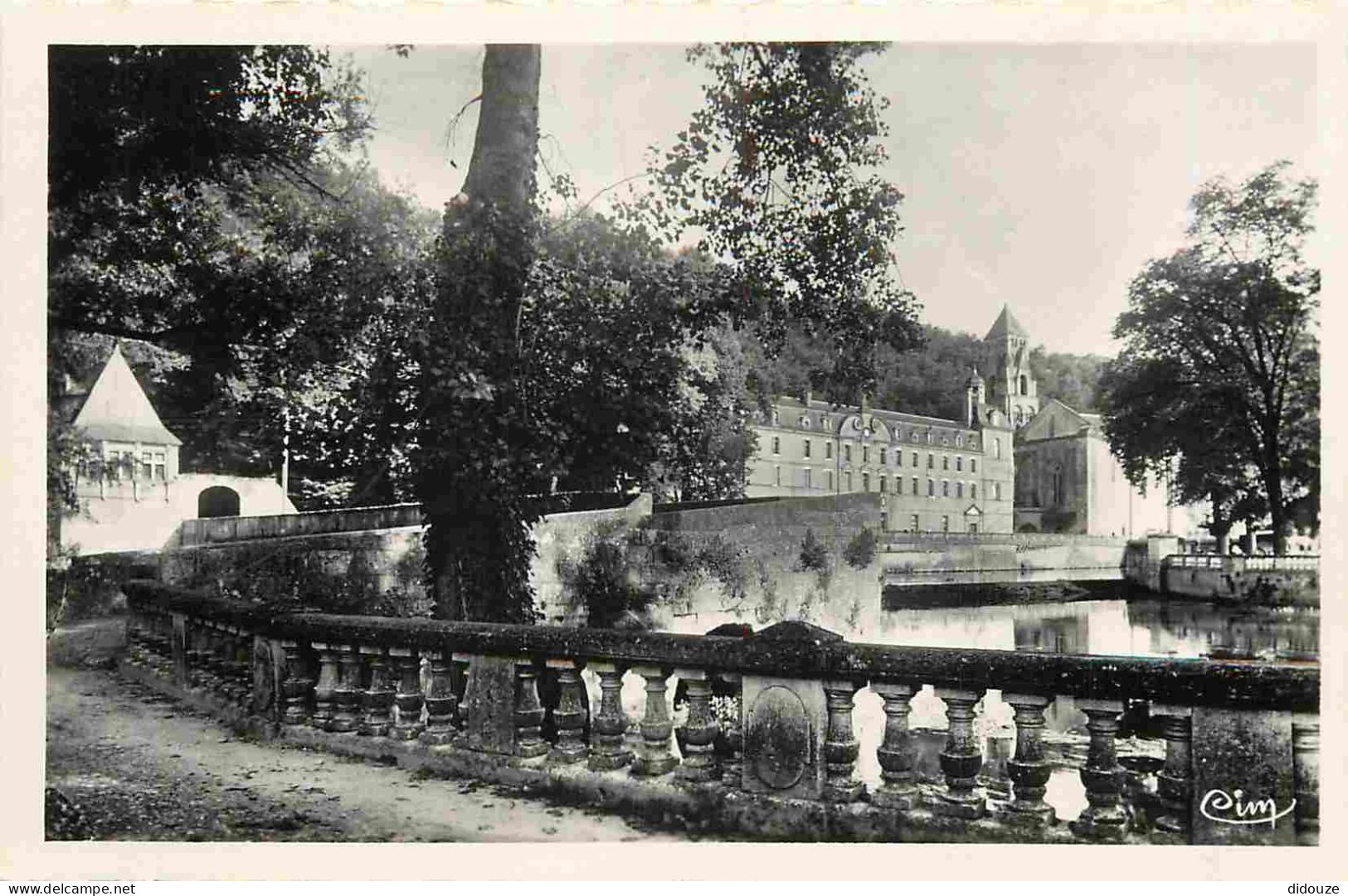 24 - Brantome - La Dionne Et L'Abbaye Vues Du Jardin Public - Carte Dentelée - CPSM Format CPA - Voir Scans Recto-Verso - Brantome