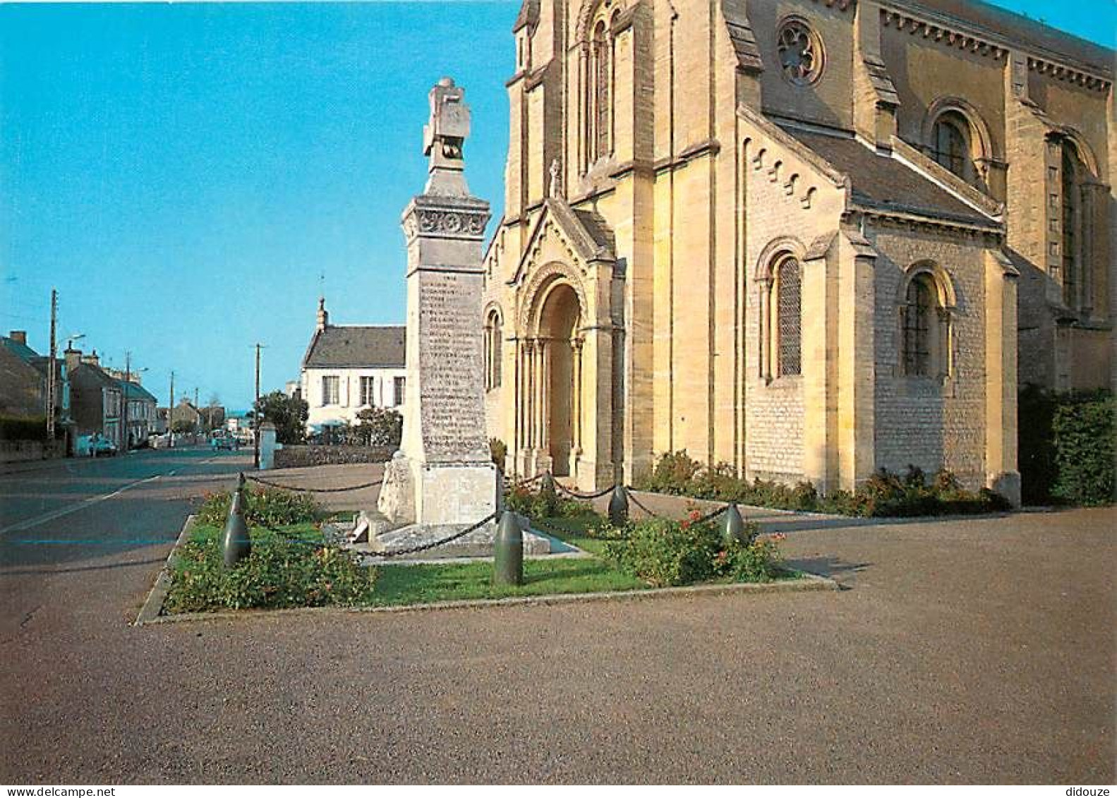 14 - Port En Bessin - L'Eglise Et Le Monument Aux Morts - Carte Neuve - CPM - Voir Scans Recto-Verso - Port-en-Bessin-Huppain