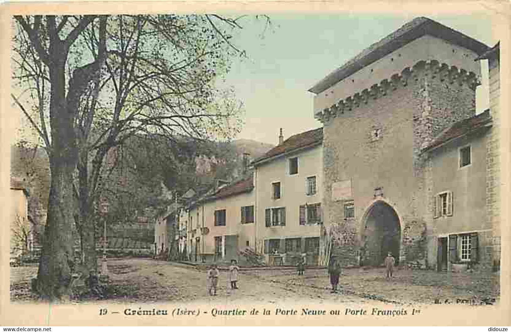 38 - Crémieu - Quartier De La Porte Neuve Ou Porte François 1er - Animée - CPA - Voir Scans Recto-Verso - Crémieu