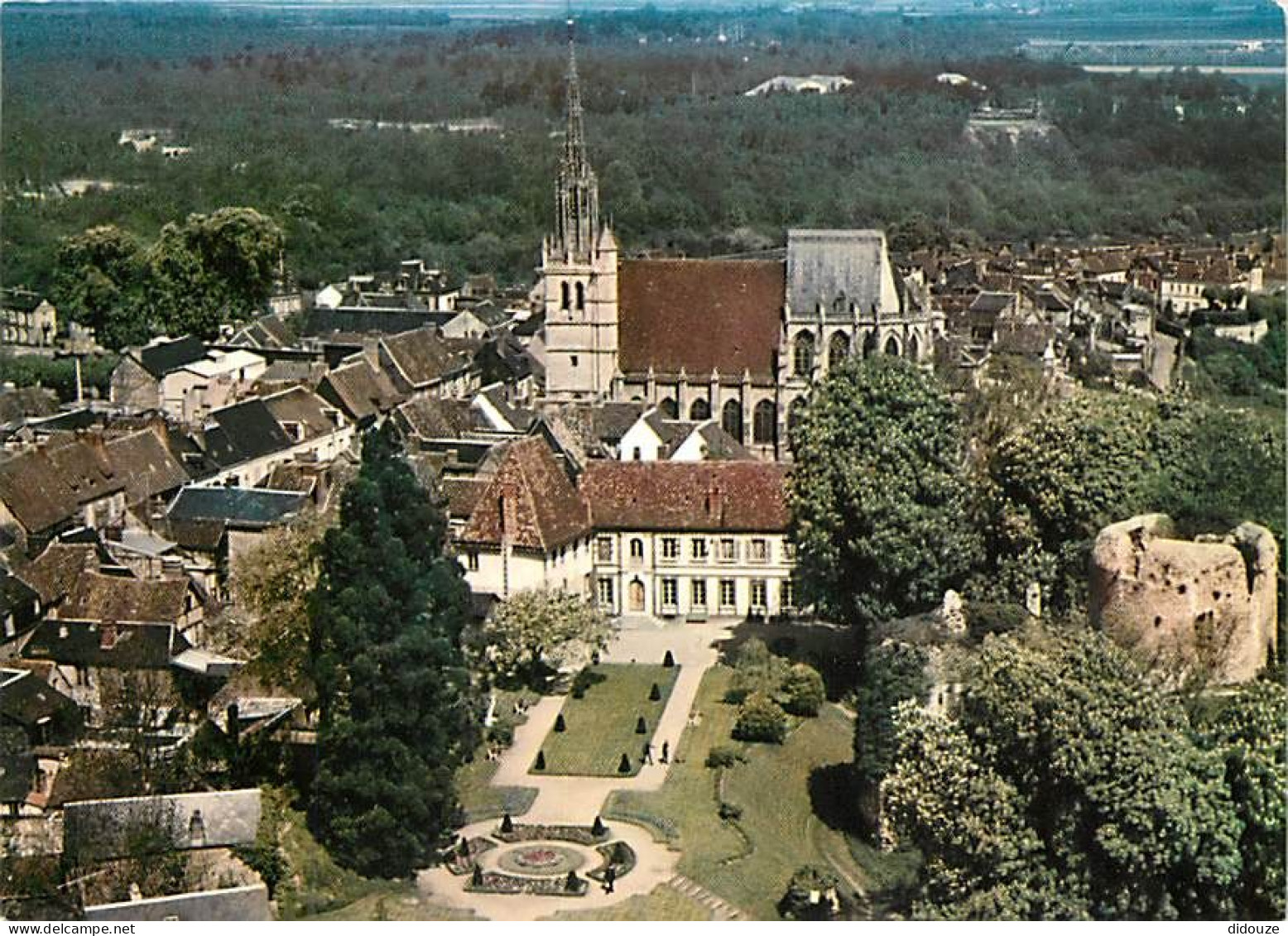 27 - Conches En Ouche - Vue Générale Aérienne - L'hôtel De Ville, Les Jardins Et Vue Sur L'église Sainte-Foy Et Le Donjo - Conches-en-Ouche