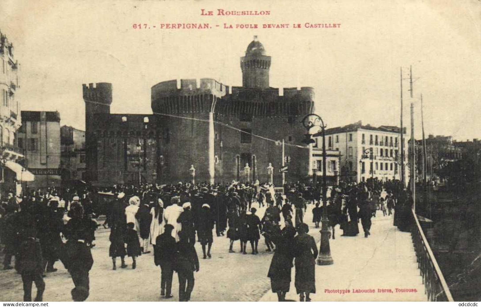 Le Roussillon PERPIGNAN La Foule Devant Le Castillet Labouche RV - Perpignan