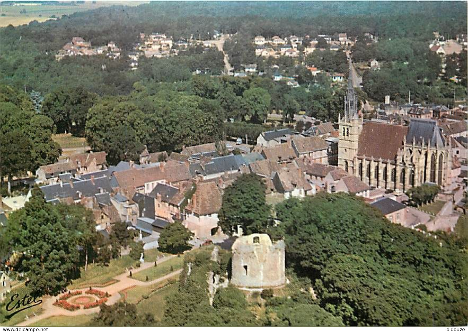 27 - Conches En Ouche - Vue Générale Aérienne - L'église Sainte-Foy Et Le Donjon - CPM - Voir Scans Recto-Verso - Conches-en-Ouche