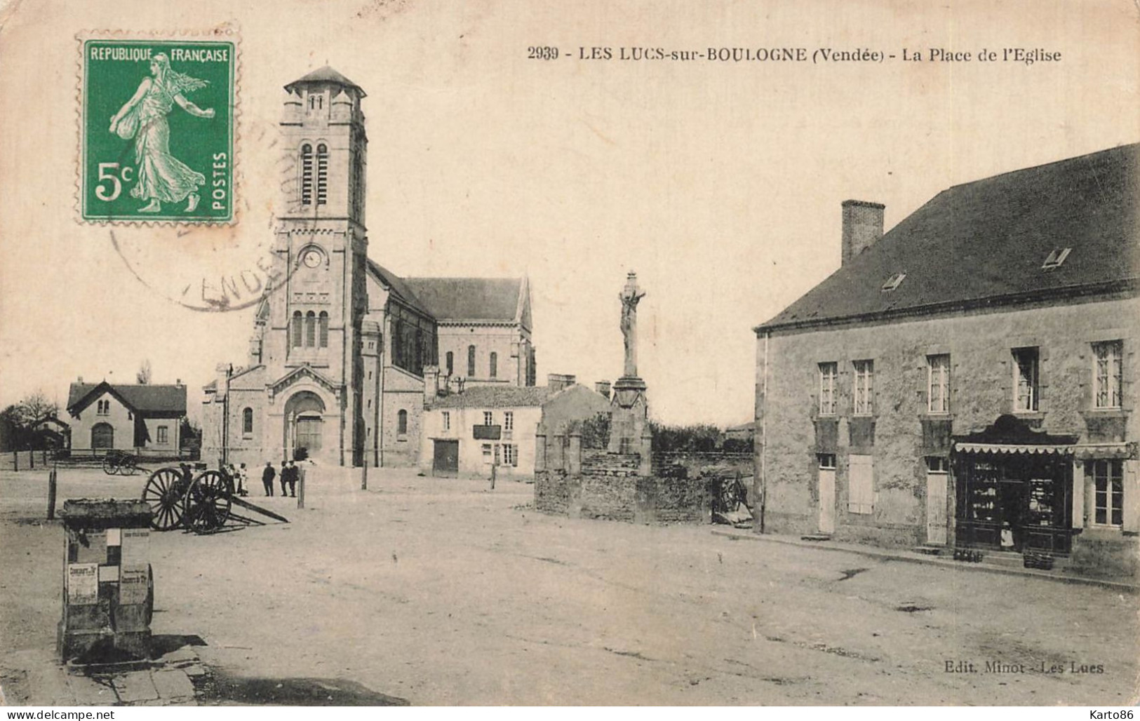 Les Lucs Sur Boulogne * La Place De L'église Du Village * Commerce Magasin * Villageois - Les Lucs Sur Boulogne