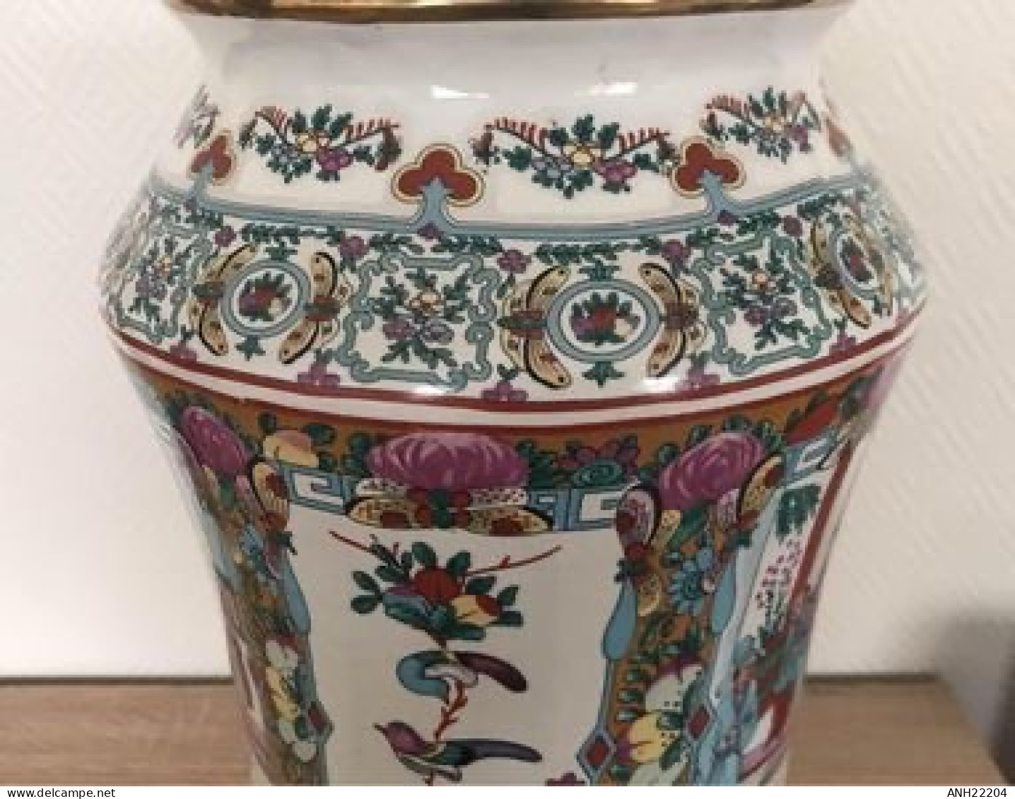 Ancien vase balustre en céramique magnifiquement décoré, Chine, milieu 20ème, H : 48 cm