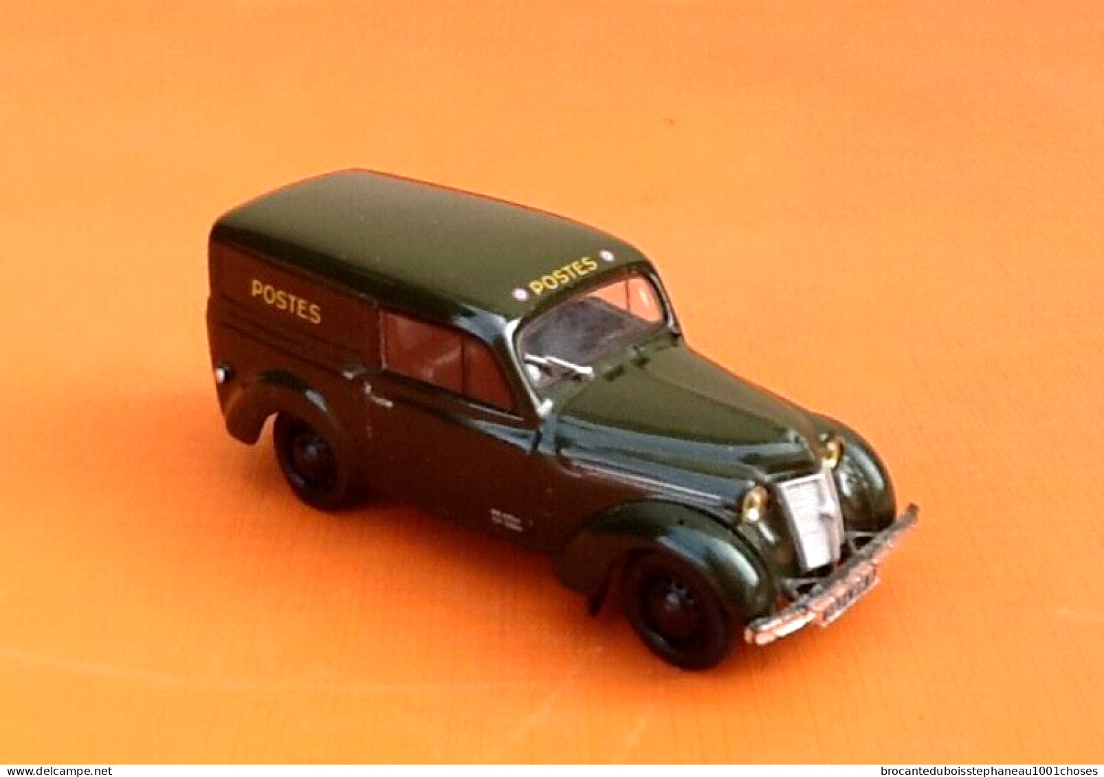 Voiture miniature   Renault Juvaquatre   (1946)    Postes