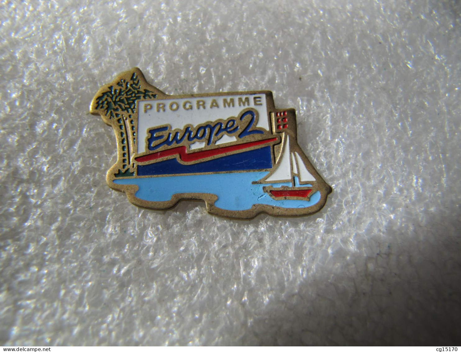 PIN'S    MEDIA   EUROPE 2  RADIO  PALMIERS    BATEAU - Boten