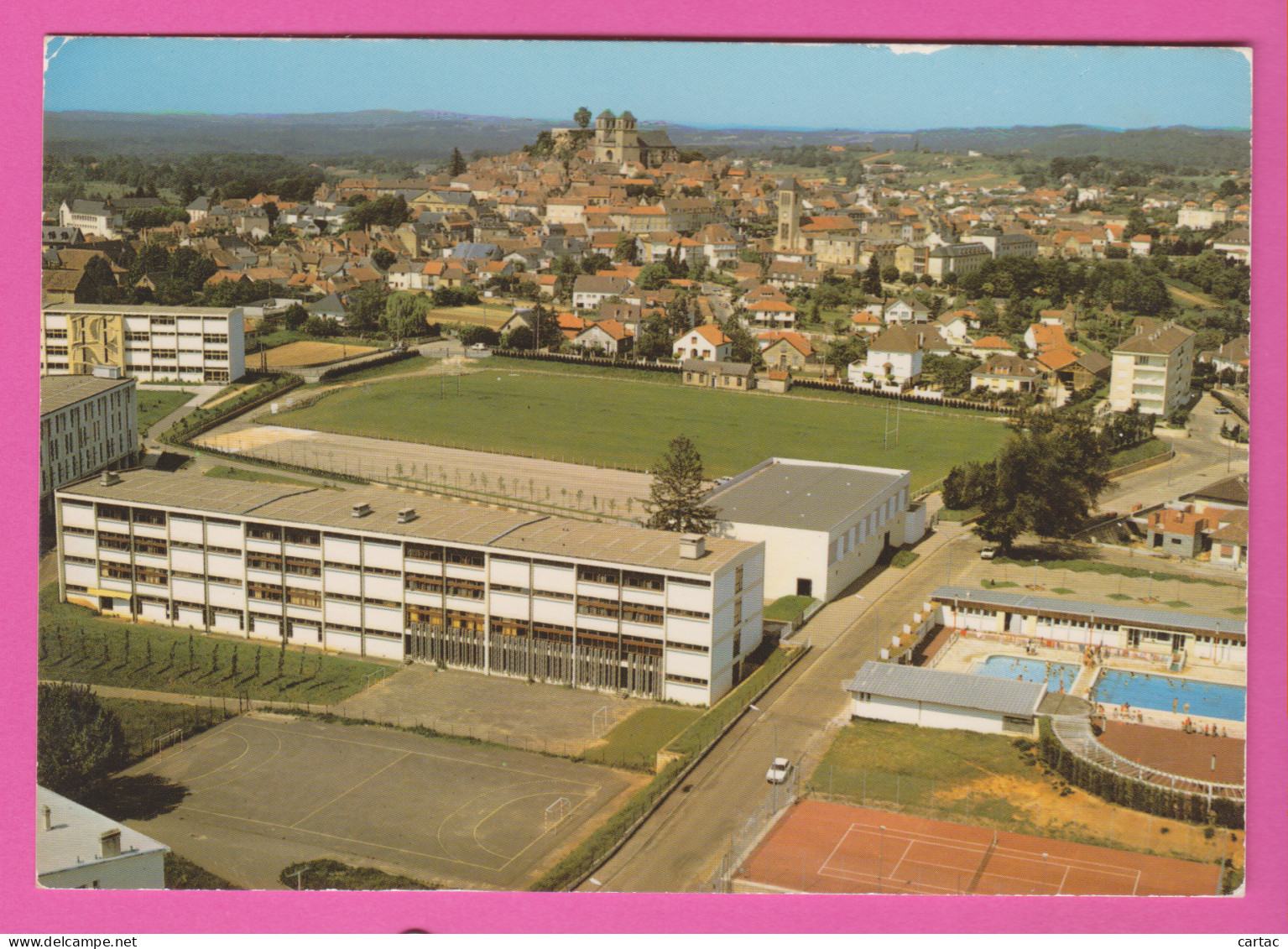 D46 - GOURDON - VUE GÉNÉRALE - AU PREMIER PLAN LE TERRAIN DE JEUX - CPM Grand Format  - Gourdon