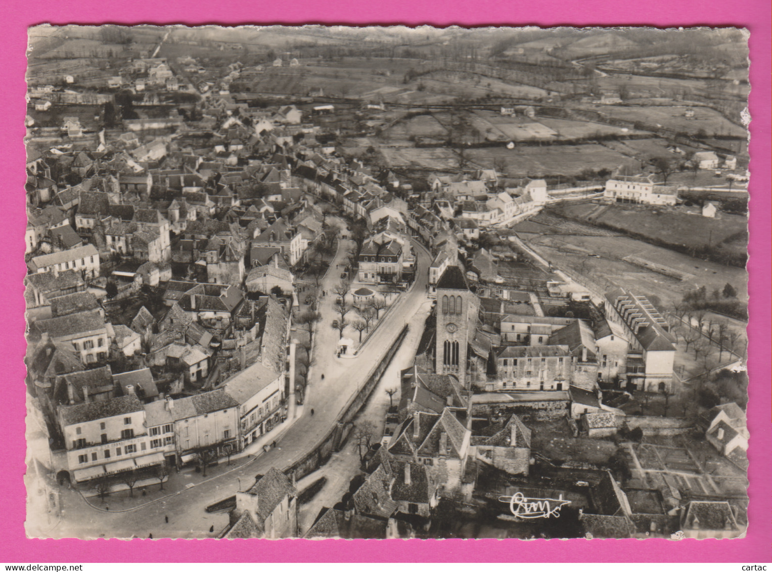 D46 - GOURDON - VUE GÉNÉRALE AÉRIENNE - TOUR DE VILLE ET AVENUE GAMBETTA - CPM Dentelée Grand Format En Noir Et Blanc - Gourdon