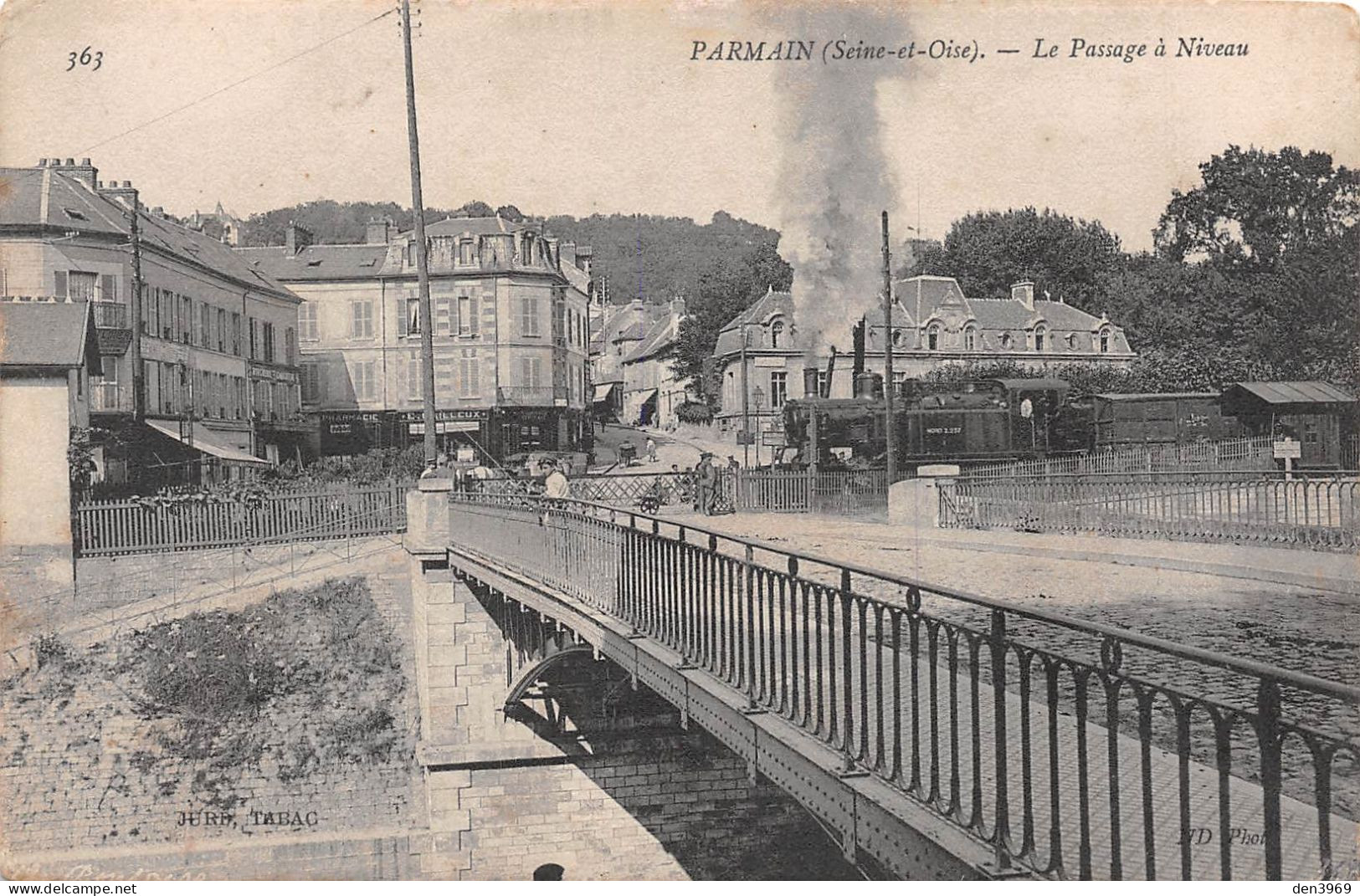 PARMAIN (Val-d'Oise) - Le Passage à Niveau Avec Train - Parmain