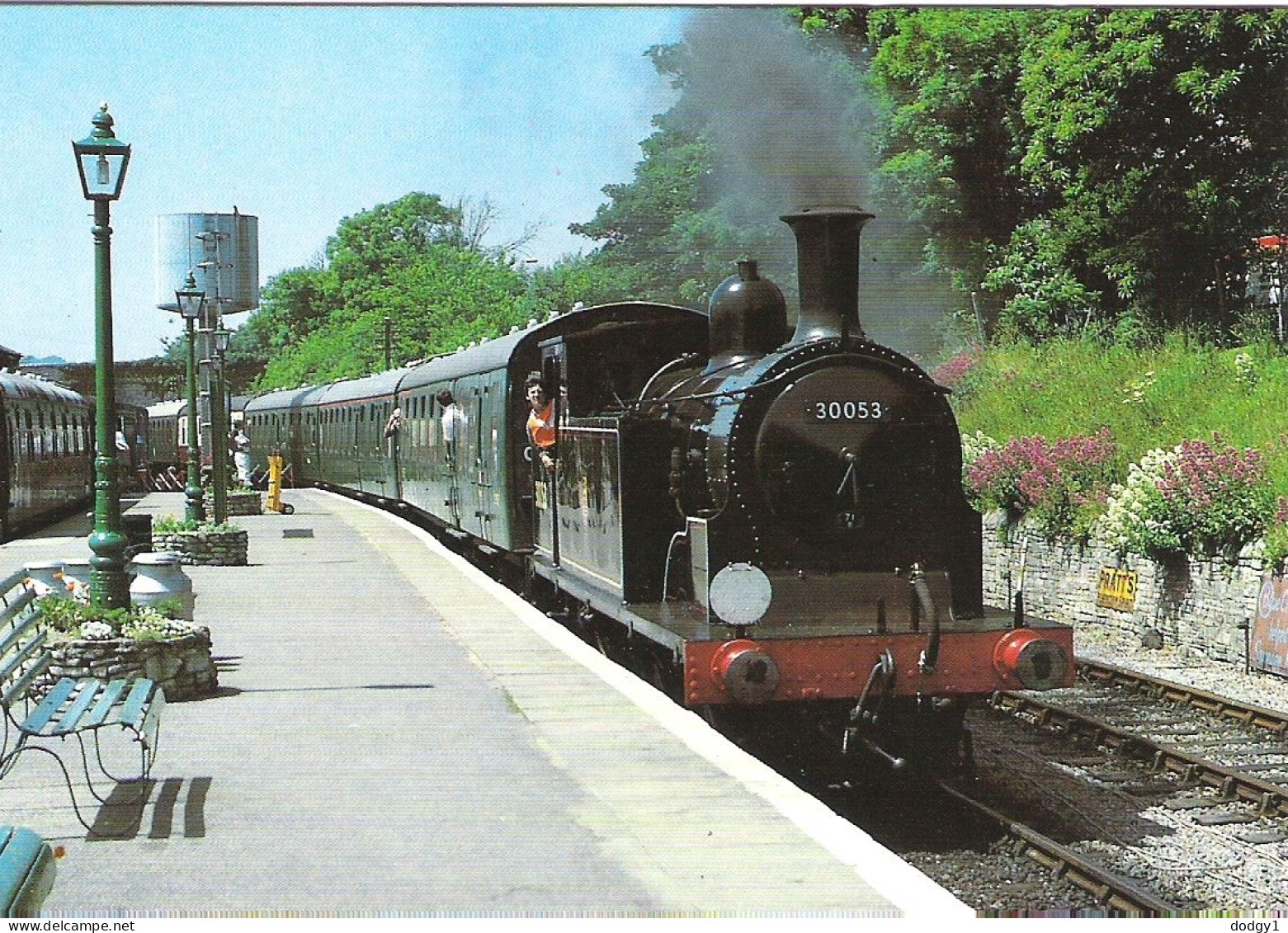 M7 No 30053 ENTERS SWANAGE ON 13th JUNE 1992, SWANAGE RAILWAY. UNUSED POSTCARD M1 - Stations With Trains