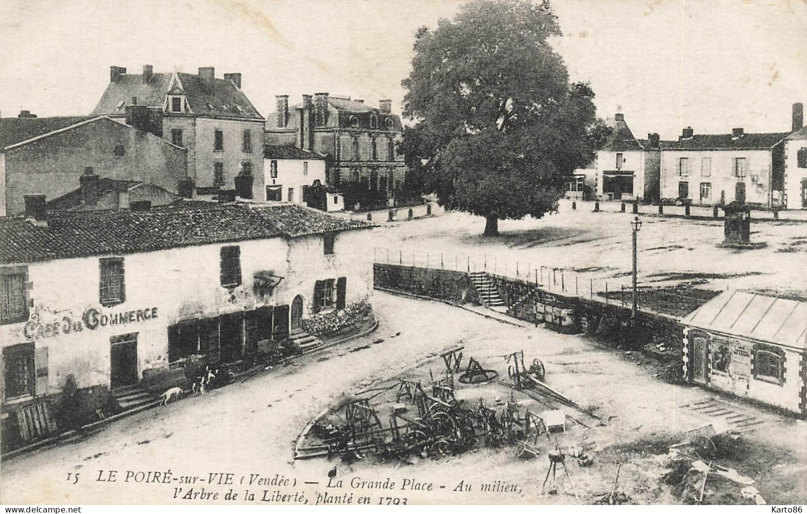 Le Poiré Sur Vie * La Grande Place Et Au Milieu L'abre De La Liberté * Café Du Commerce * Tree Bascule Poids Public - Poiré-sur-Vie