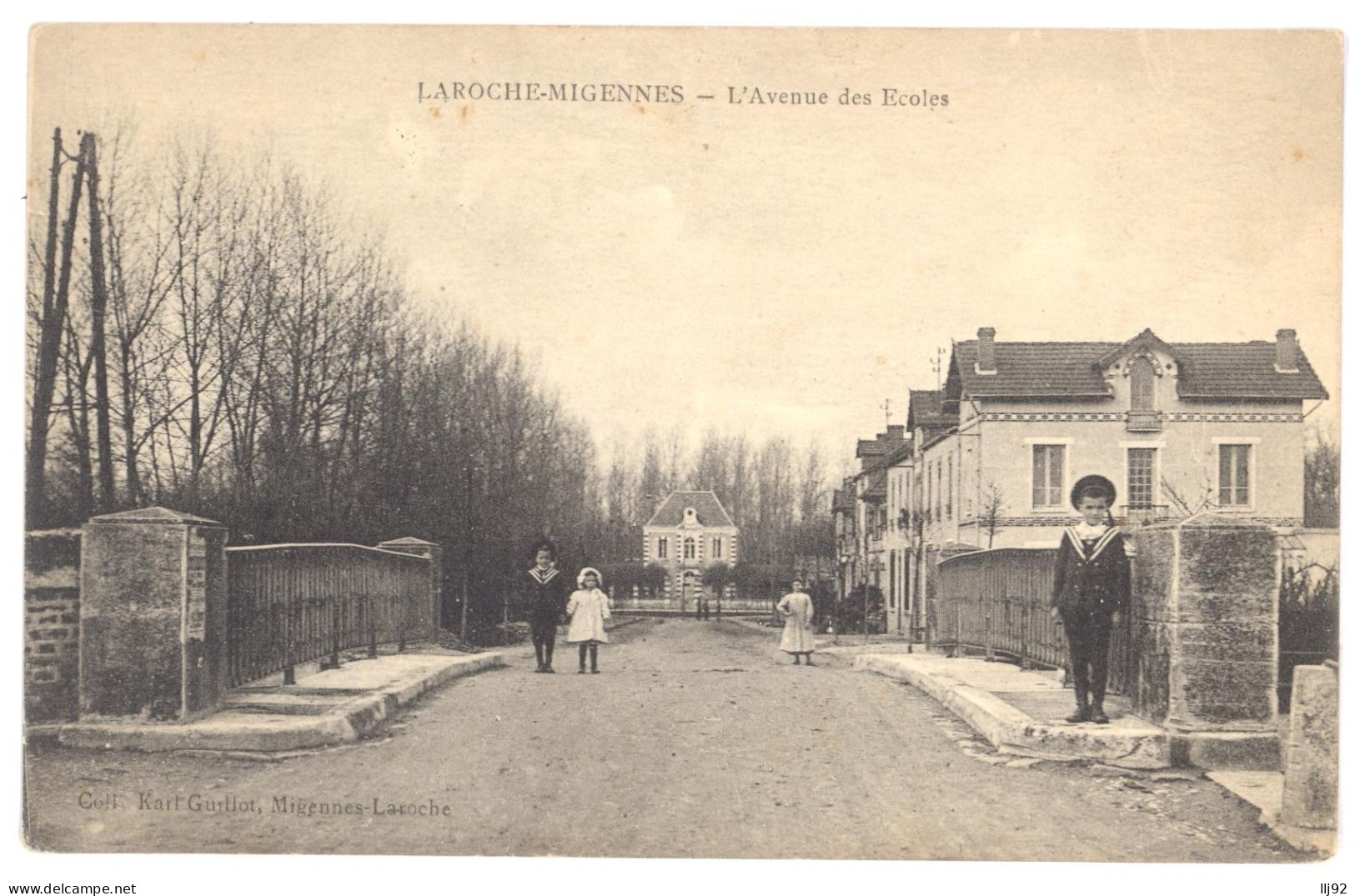 CPA 21 - LAROCHE-MIGENNES (Yonne) - L'Avenue Des Ecoles - Petite Animation D'enfants Sur Le Pont - Migennes