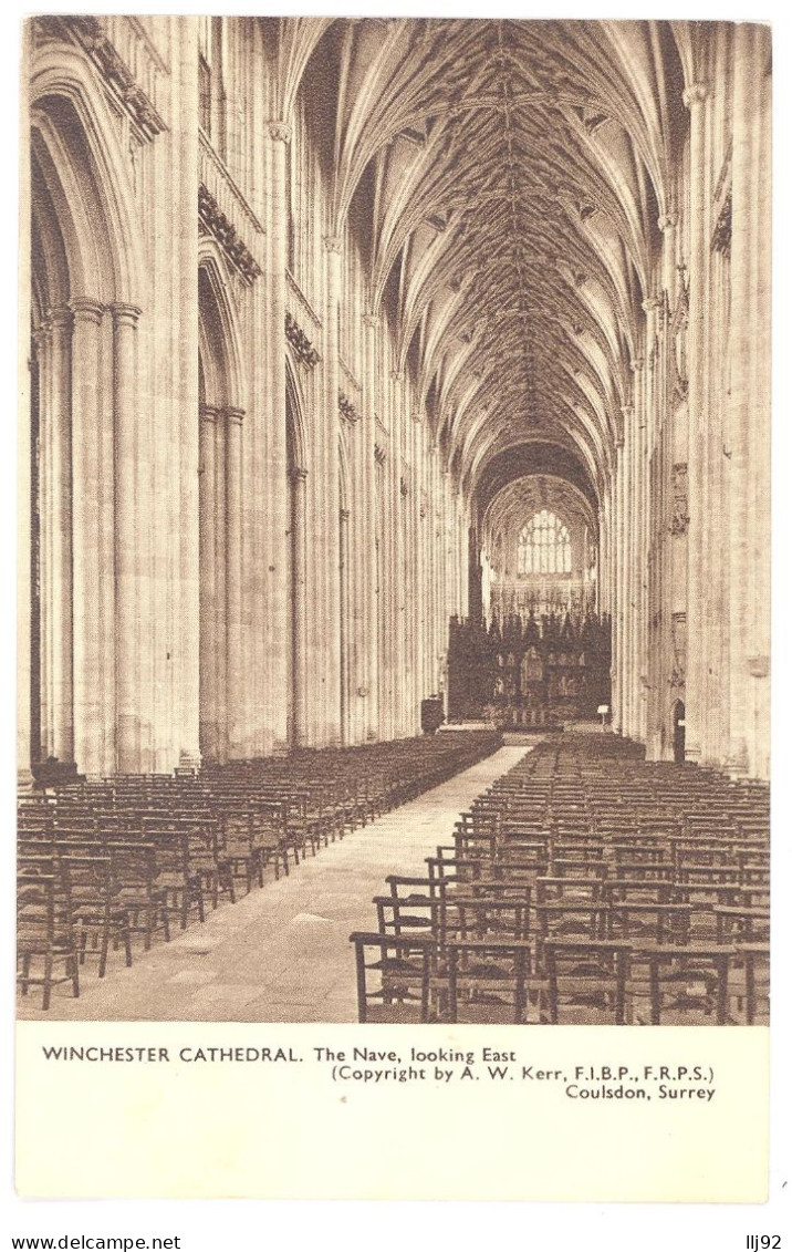 CPA ROYAUME UNI - GB - WINCHESTER CATHEDRAL - The Nave. Looking East - Winchester