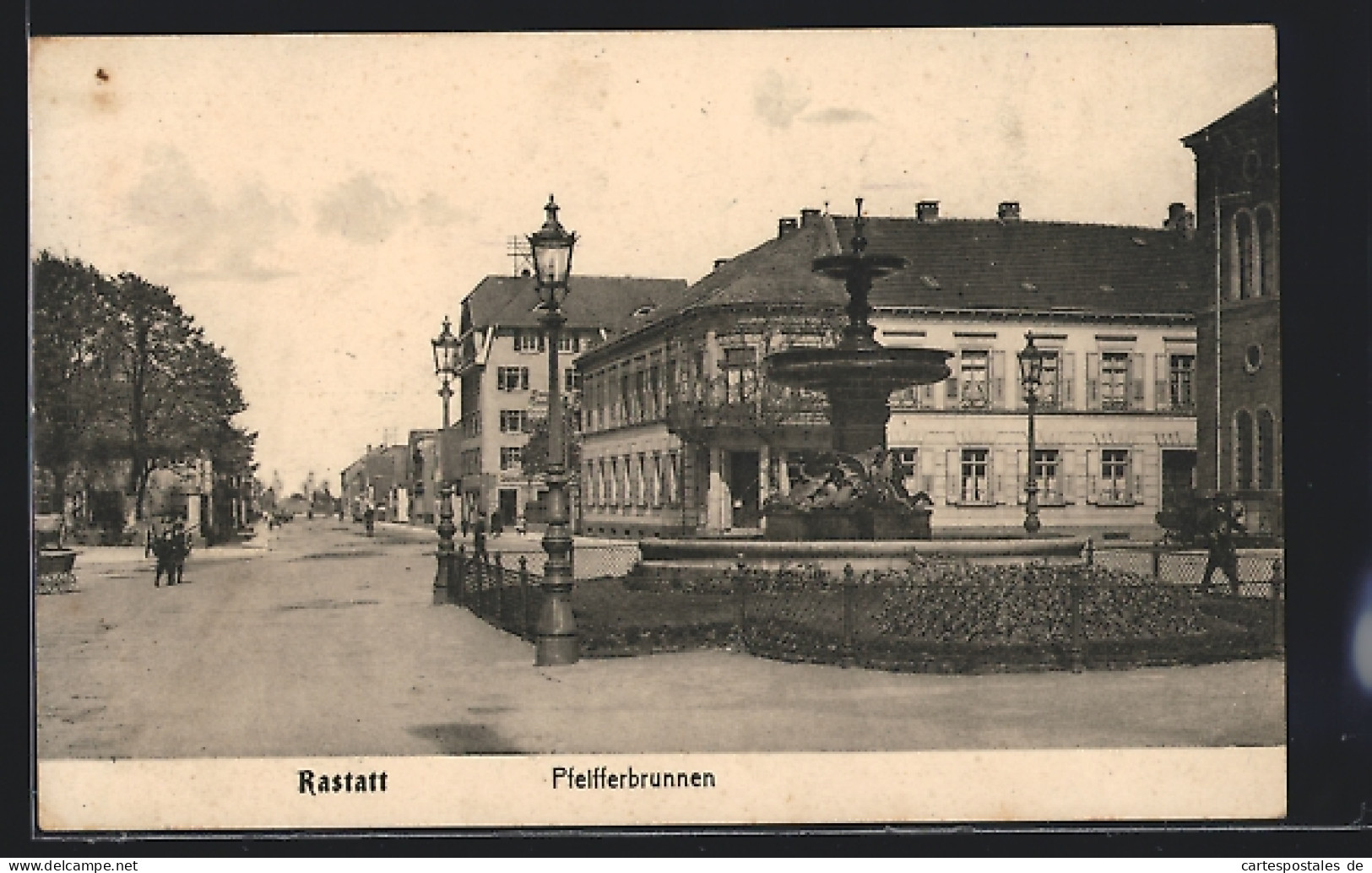 AK Rastatt, Strassenpartie Mit Pfeifferbrunnen  - Rastatt