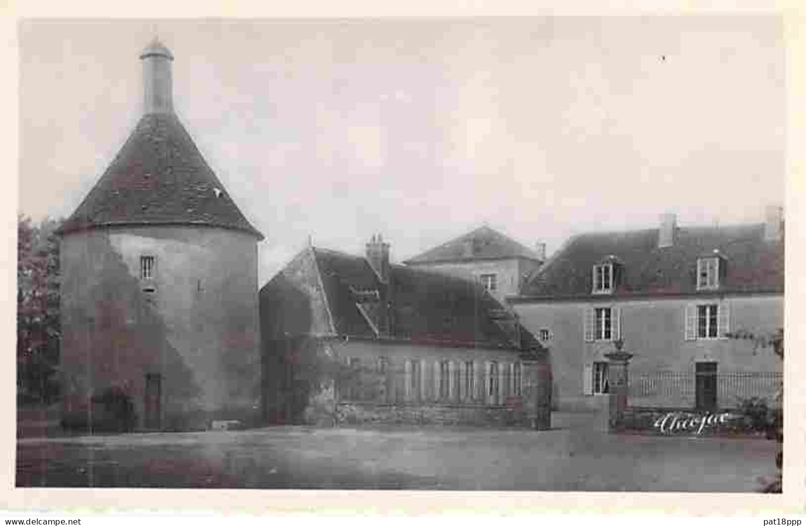 BON Lot de 40 cartes de CHATEAUX de VILLAGES (FRANCE 12 CPA + 5 CPSM PF + 23 CPSM GF dont 20 CPSM dentelées noir/blanc)