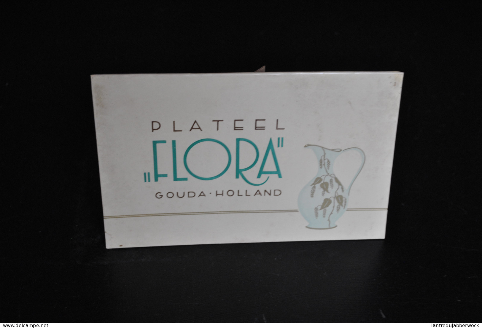 Plaque Publicitaire En Carton Plateel Flora Gouda Hollande Publicité RARE Décor Doré Cruche Faïence Hollandaise Fleurs - Gouda (NLD)