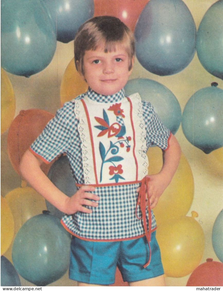 Soviet Fashion Card With The Pattern On The Backside -  Little Boy In A Fancy T-shirt - Printed 1979 - Ca. 18x14 Cm - Zonder Classificatie