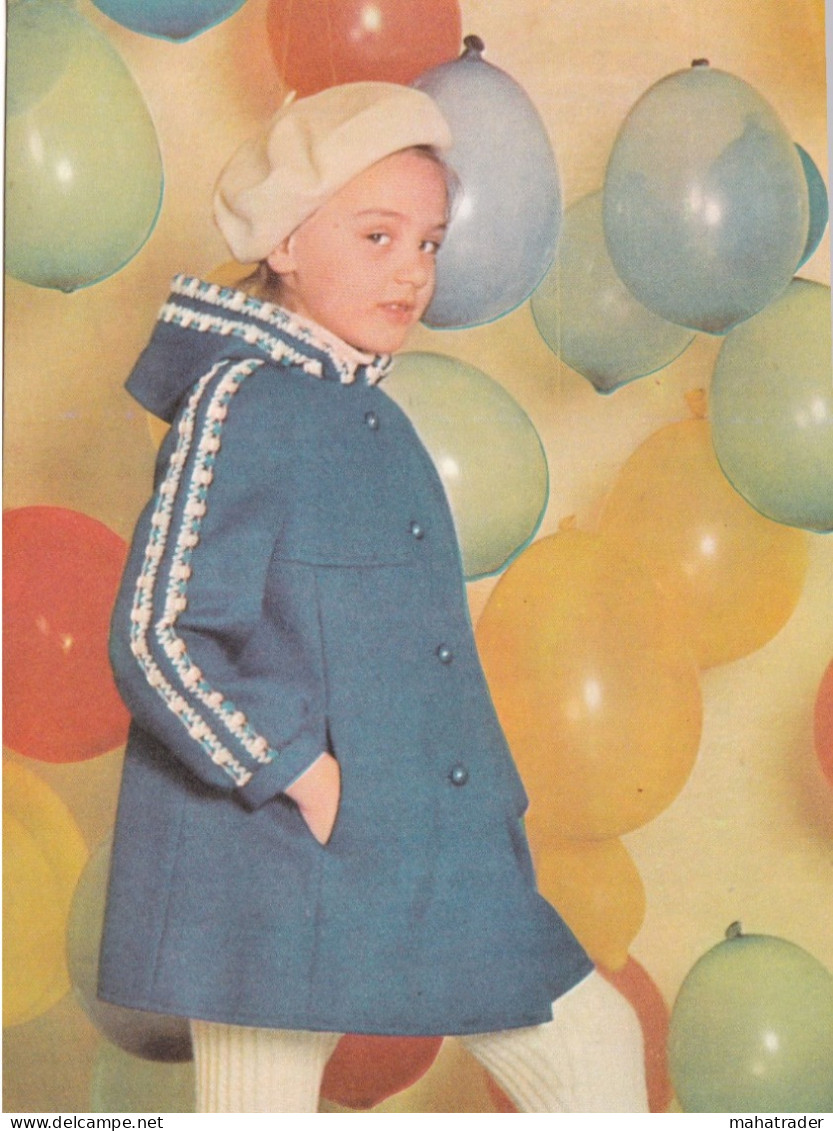 Soviet Fashion Card With The Pattern On The Backside - Little Girl With Hat In A Blue Coat - Printed 1979 - Ca. 18x14 Cm - Sin Clasificación