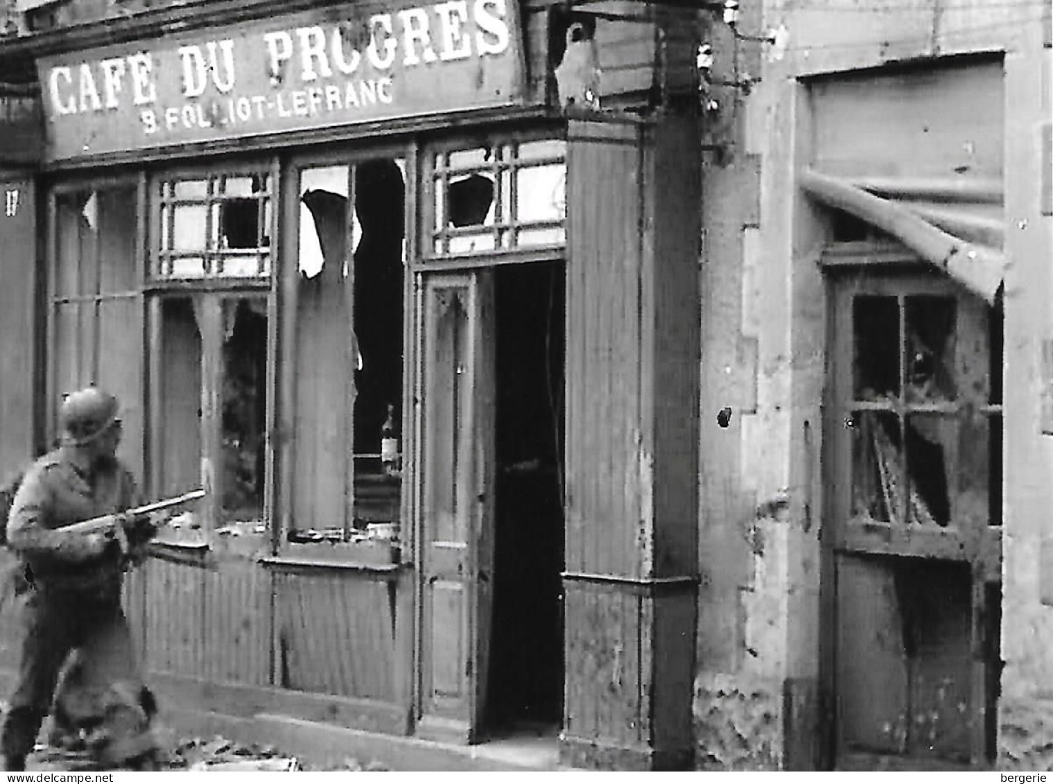 C/252             Débarquement De 1944   -     50    Libération De La Haye Du Puits  -    Café Du Progrés - Guerre, Militaire
