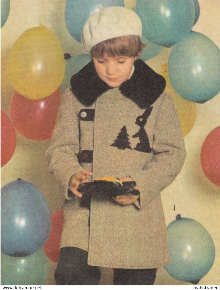 Soviet Fashion Card With The Pattern On The Backside - Little Boy With A Hat In A Coat - Printed 1979 - Ca. 18x14 Cm - Zonder Classificatie