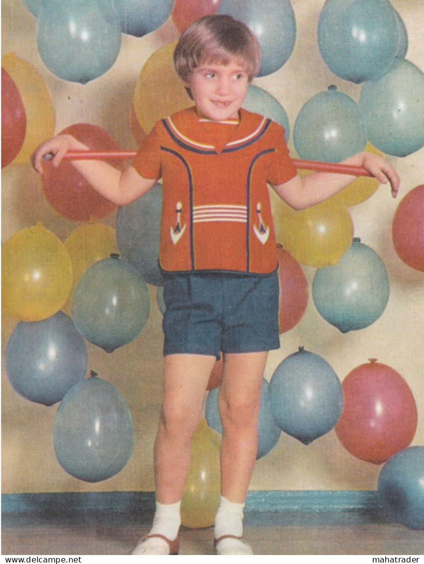 Soviet Fashion Card With The Pattern On The Backside - Little Boy In Shorts And T-shirt -  Printed 1979 - Ca. 18x14 Cm - Non Classés
