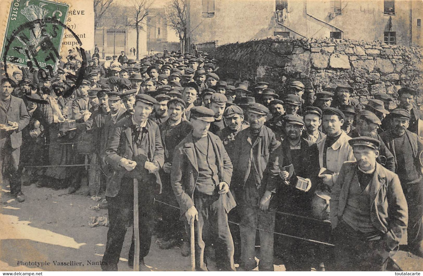 CPA 44 NANTES LA GREVE DES DOCKERS 1907 LES DOCKERS ATTENDENT L'HEURE DE LA SOUPE - Nantes