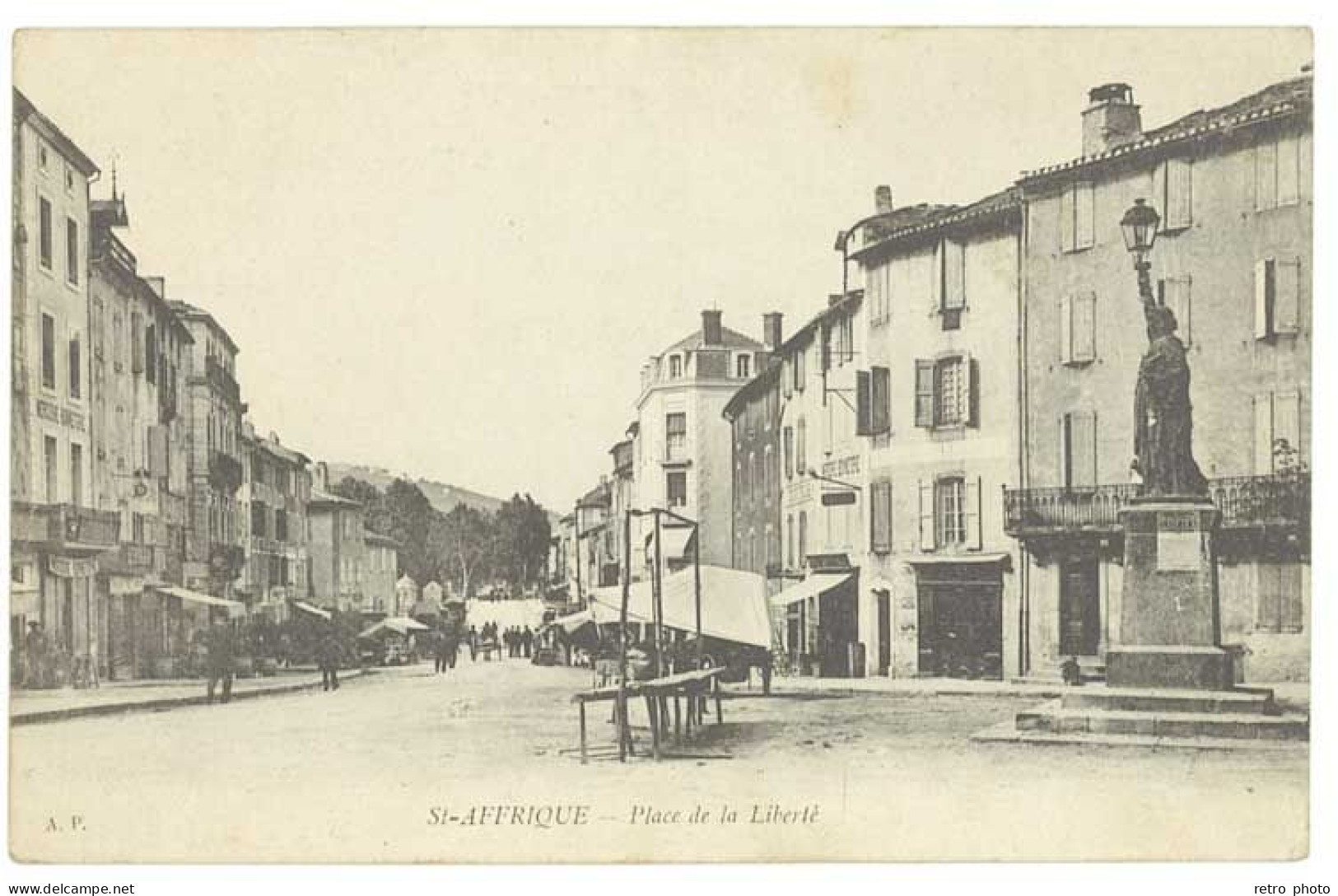 Cpa Saint Affrique - Place De La Liberté ( Monument Statue De La Liberté ) - Saint Affrique