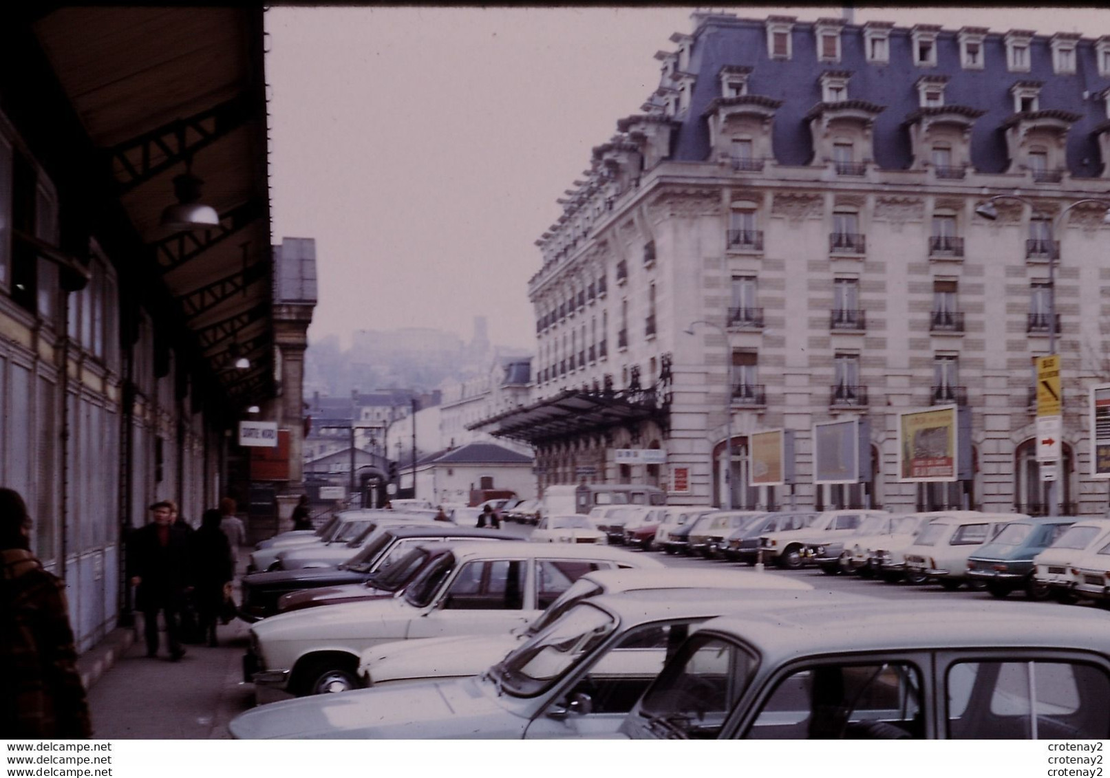 Photo Diapo Diapositive Slide 69 LYON Le 08/02/1973 Voitures Renault 4L R16L VOIR ZOOM - Diapositives