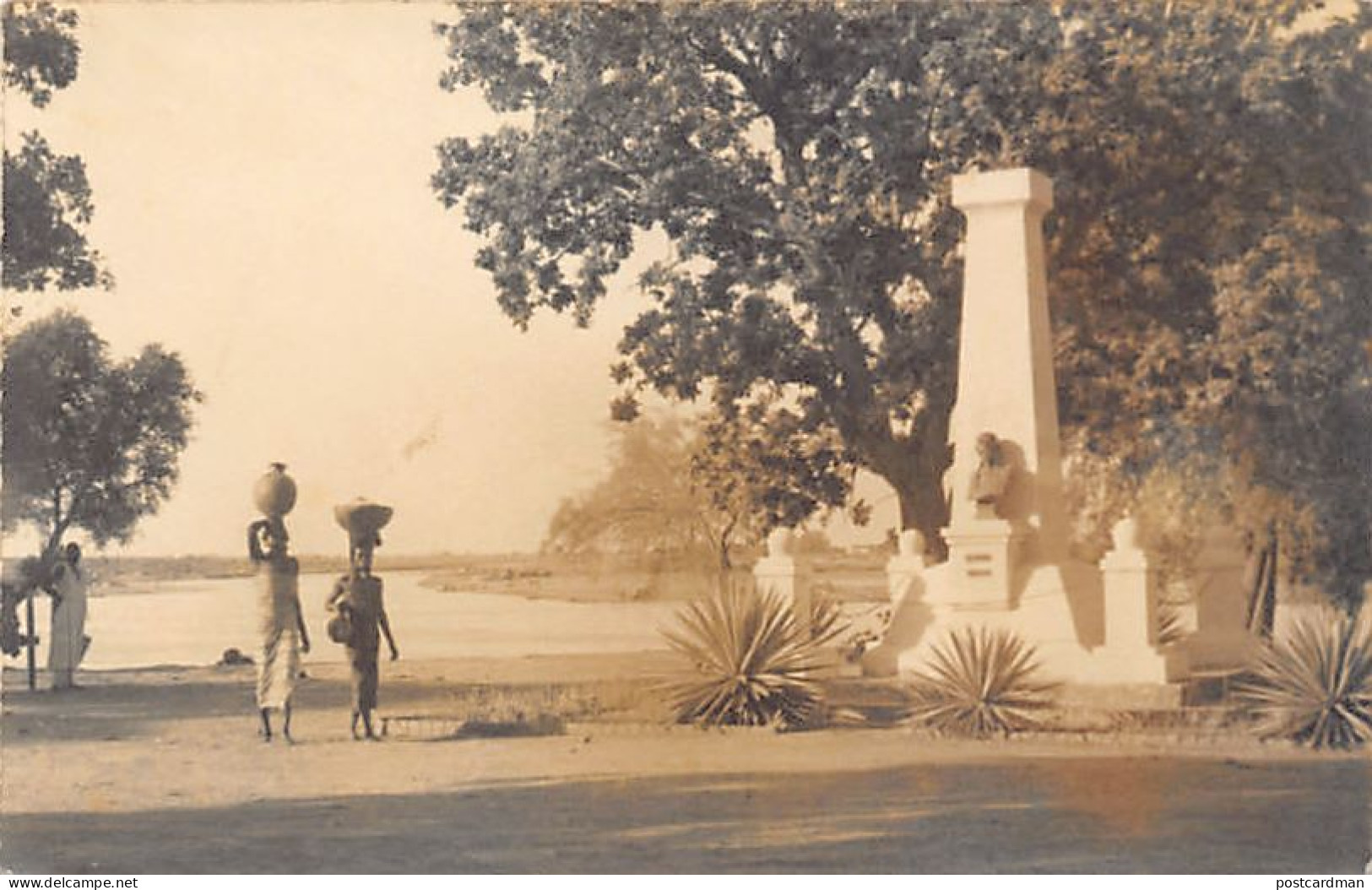 Tchad - FORT-LAMY - Le Monument Au Commandant Lamy - CARTE PHOTO - Ed. Inconnu  - Tchad