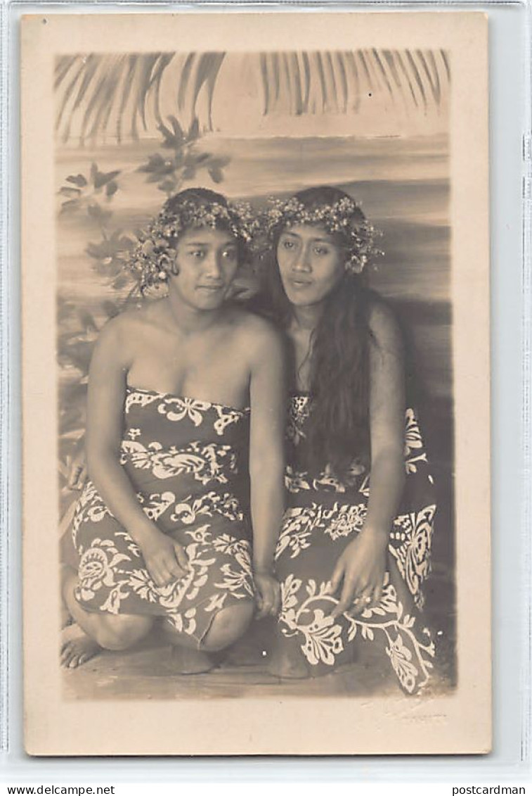 TAHITI - Femmes Polynésiennes - CARTE PHOTO Tampon à Sec J. Atem, Tahiti - Polynésie Française